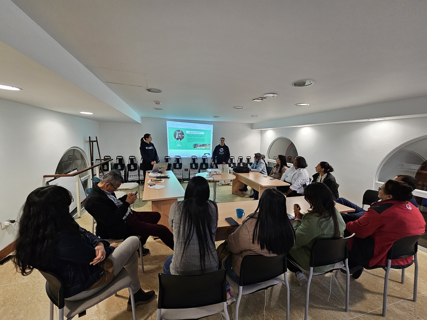 ✨💚 Encuentro Especial de Consumidores 💚✨
Ayer compartimos un espacio muy especial con nuestra comunidad de consumidores responsables. 🙌🌿
Fue un momento para agradecer, dialogar y seguir fortaleciendo los lazos que hacen posible este camino de consumo agroecológico, justo y solidario.
Gracias por ser parte de Canastas Verdes y por creer en una alimentación más consciente, saludable y cercana a nuestros territorios. 🌱🥕
#CanastasVerdes #ConsumoResponsable #Agroecología #EncuentroDeConsumidores #AlimentosConSentido