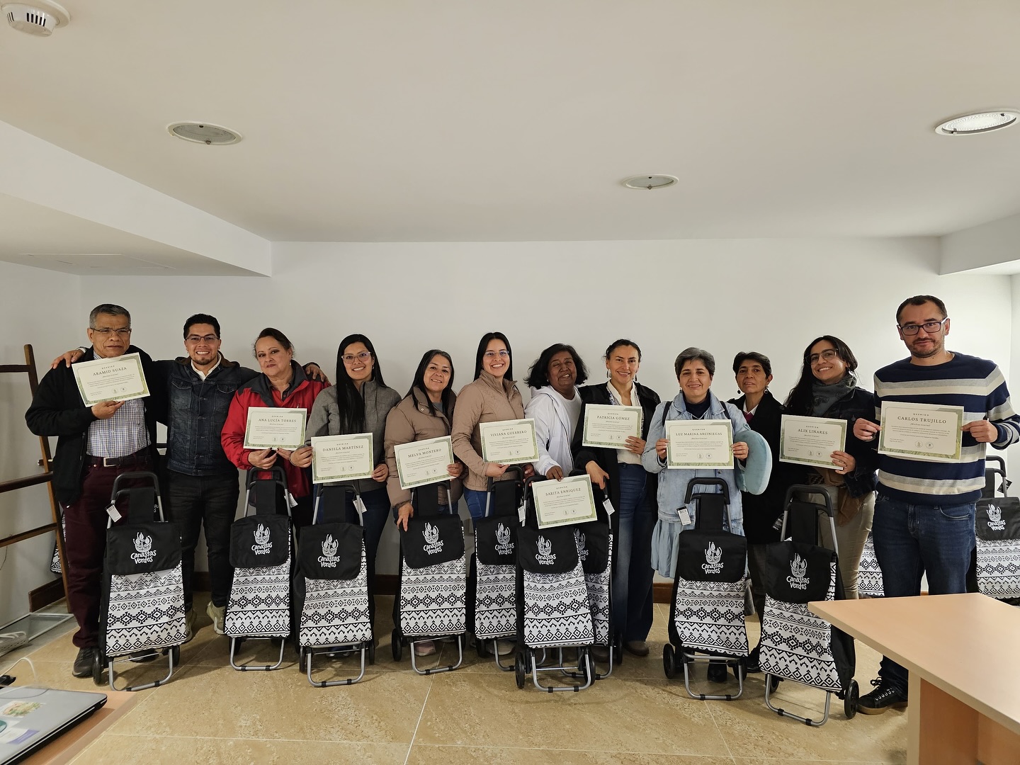 ✨💚 Encuentro Especial de Consumidores 💚✨
Ayer compartimos un espacio muy especial con nuestra comunidad de consumidores responsables. 🙌🌿
Fue un momento para agradecer, dialogar y seguir fortaleciendo los lazos que hacen posible este camino de consumo agroecológico, justo y solidario.
Gracias por ser parte de Canastas Verdes y por creer en una alimentación más consciente, saludable y cercana a nuestros territorios. 🌱🥕
#CanastasVerdes #ConsumoResponsable #Agroecología #EncuentroDeConsumidores #AlimentosConSentido