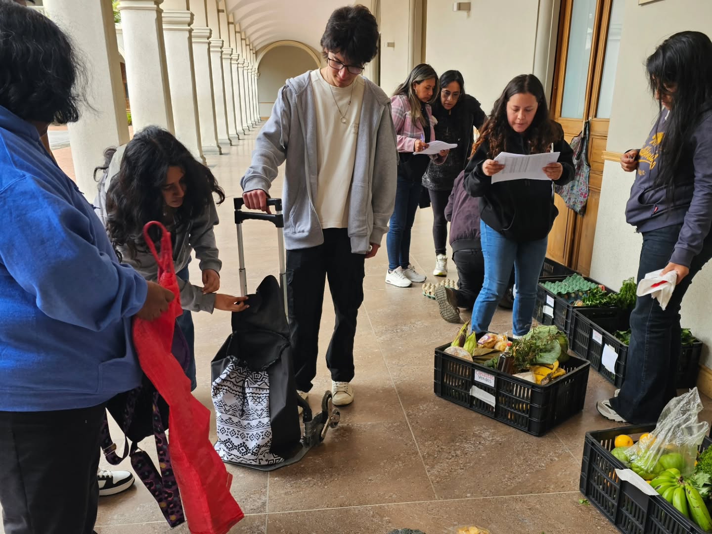 #DíadeEntregas Desde Canastas Verdes seguimos promoviendo prácticas que reivindican la economía en sus diferentes facetas (producción, financiación, comercio y consumo) como medio y no como fin, al servicio de la sostenibilidad de la vida y no del capital o del lucro🌱
💜Nuestra relación entre la producción y el consumo se basa en principios de solidaridad, espiritualidad, reciprocidad, interdependencia y eco dependencia, a favor de la vida y todo lo que la sostiene.
Les invitamos a construir juntos, una apuesta por transformar desde la economía la forma en que convivimos💮