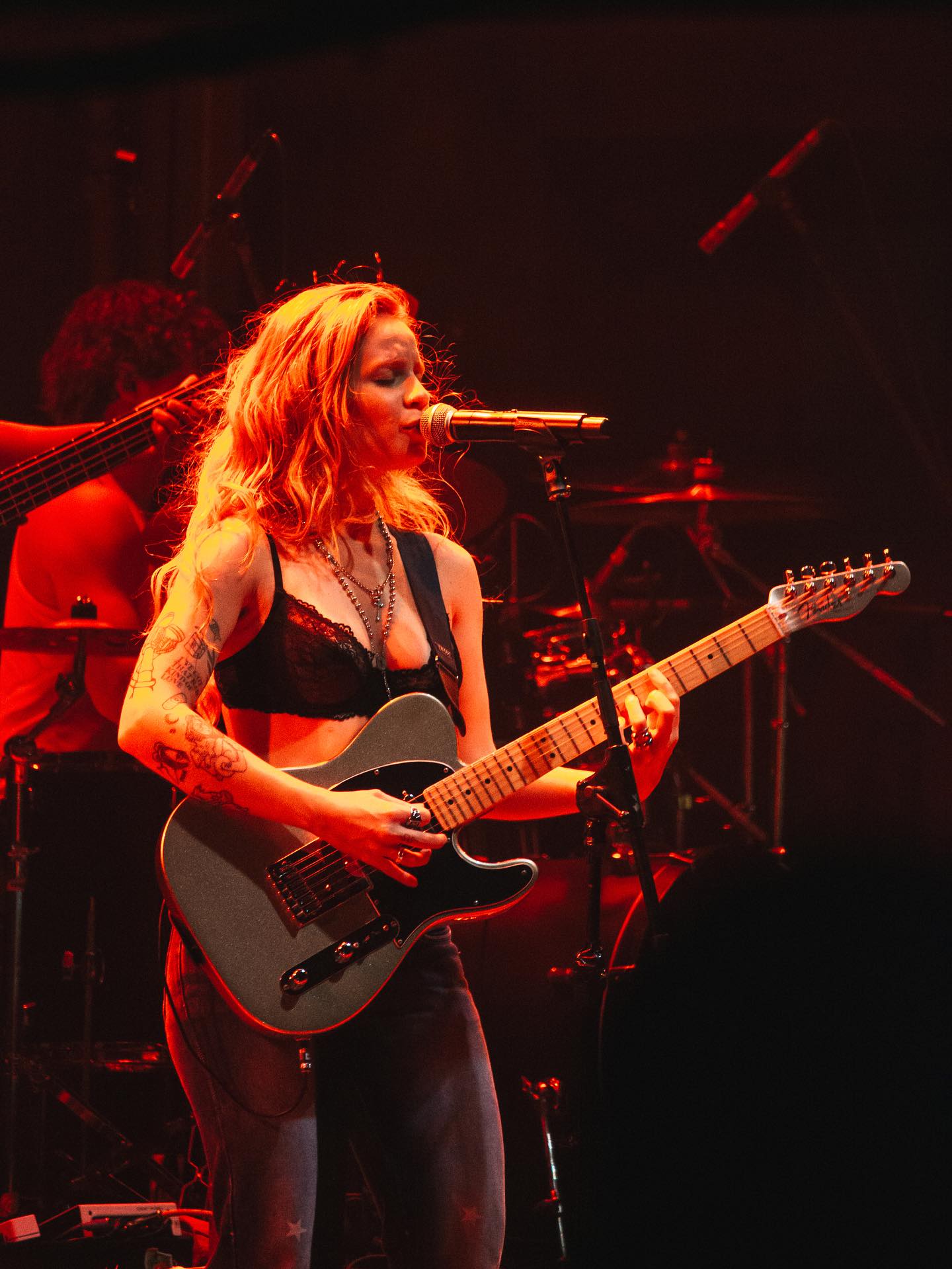 Indicada ao Grammy Latino, Carol Biazin (@carolbiazin) fez uma performance eletrizante para um Circo Voador lotado nesse sábado. 💛
Entre surpresa emocionante dos fãs e pedido especial na setlist, ela provou o porquê de ser uma das artistas mais influentes do pop atual brasileiro.
Confira a resenha + galeria completa de fotos no nosso site.
✍️ Carol Telles
📷 @carolmarins.jpg