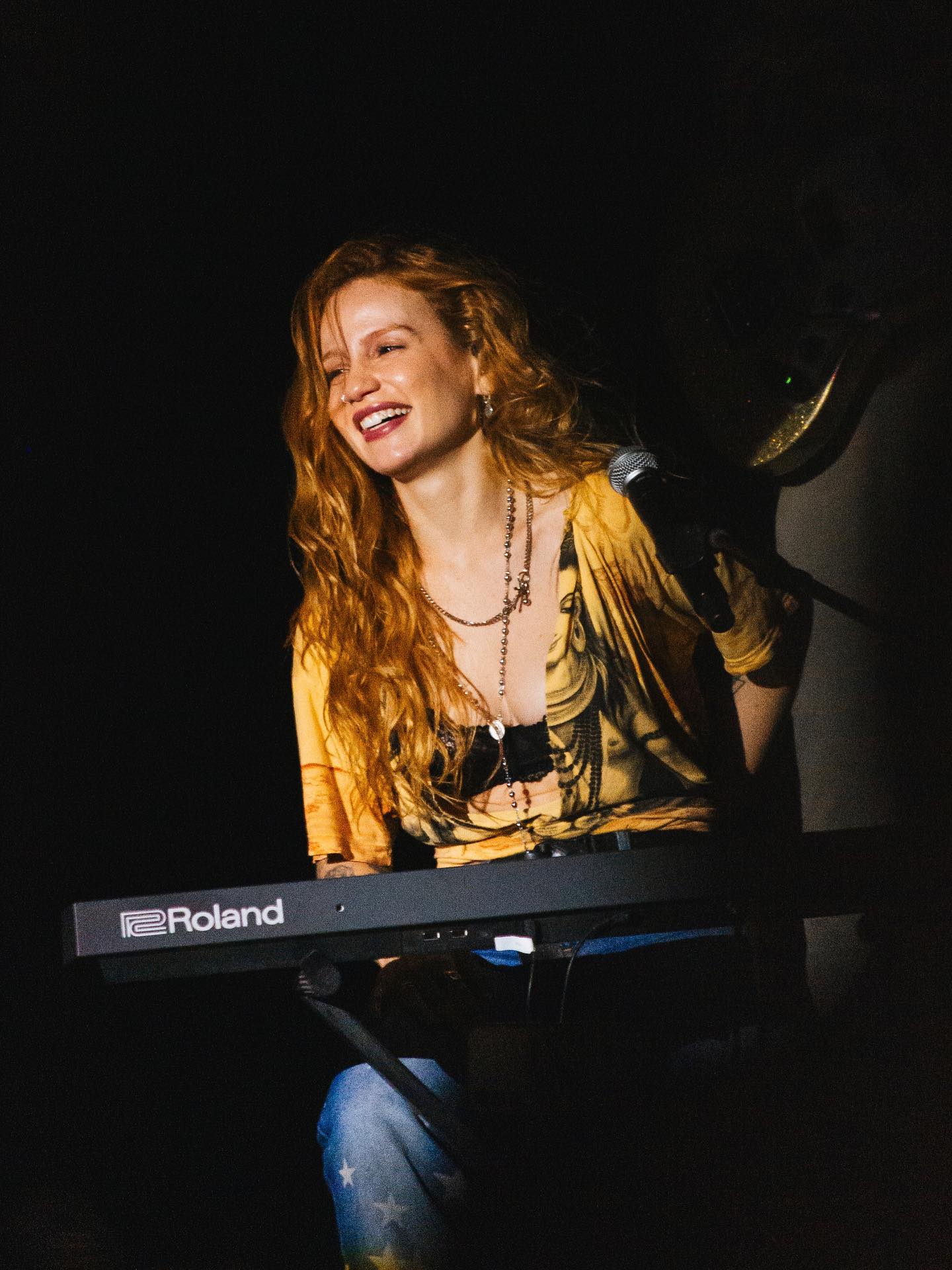 Indicada ao Grammy Latino, Carol Biazin (@carolbiazin) fez uma performance eletrizante para um Circo Voador lotado nesse sábado. 💛
Entre surpresa emocionante dos fãs e pedido especial na setlist, ela provou o porquê de ser uma das artistas mais influentes do pop atual brasileiro.
Confira a resenha + galeria completa de fotos no nosso site.
✍️ Carol Telles
📷 @carolmarins.jpg