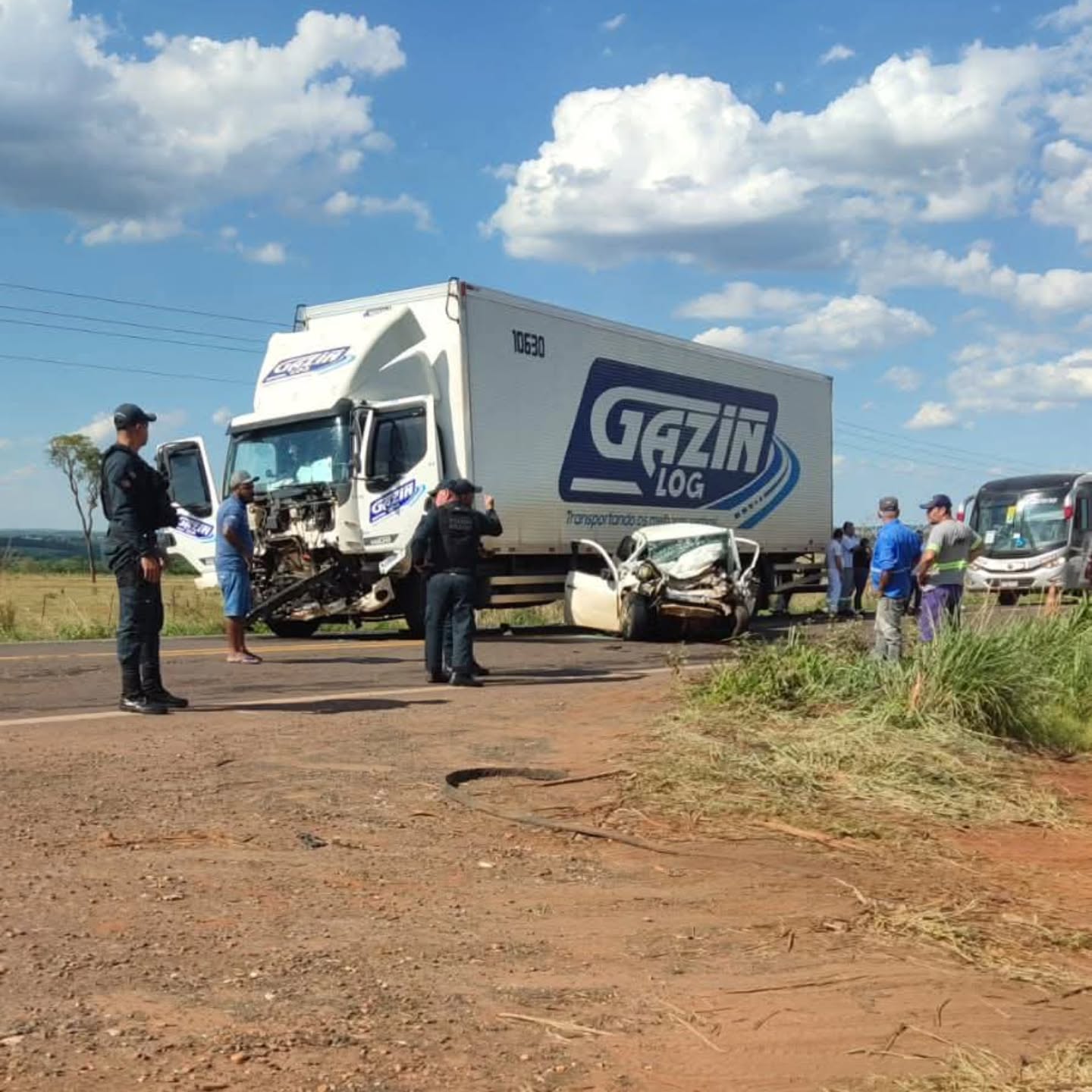🚨 URGENTE – ACIDENTE GRAVE 🚨
Um acidente agora há pouco envolvendo um caminhão e um carro nas proximidades da chegada em Inocência terminou de forma trágica.
O jovem motorista ficou preso às ferragens e aguardou o socorro por mais de 40 minutos
Mas infelizmente veio a óbito antes do socorro chegar.