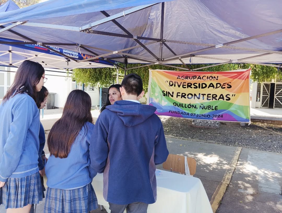 Hoy, viernes 21 de noviembre, el Programa Habilidades para la Vida (@hpvquillon ) convocó a diversos programas y organizaciones a participar en la Feria de Sexualidad, Afectividad y Género, realizada en el Liceo Bicentenario de Excelencia Polivalente Luis Cruz Martínez.
La actividad reunió a estudiantes, docentes y profesionales de distintos colegios de nuestra comuna de Quillón, quienes pudieron informarse, dialogar y reflexionar sobre temáticas fundamentales para el desarrollo integral de adolescentes y jóvenes.