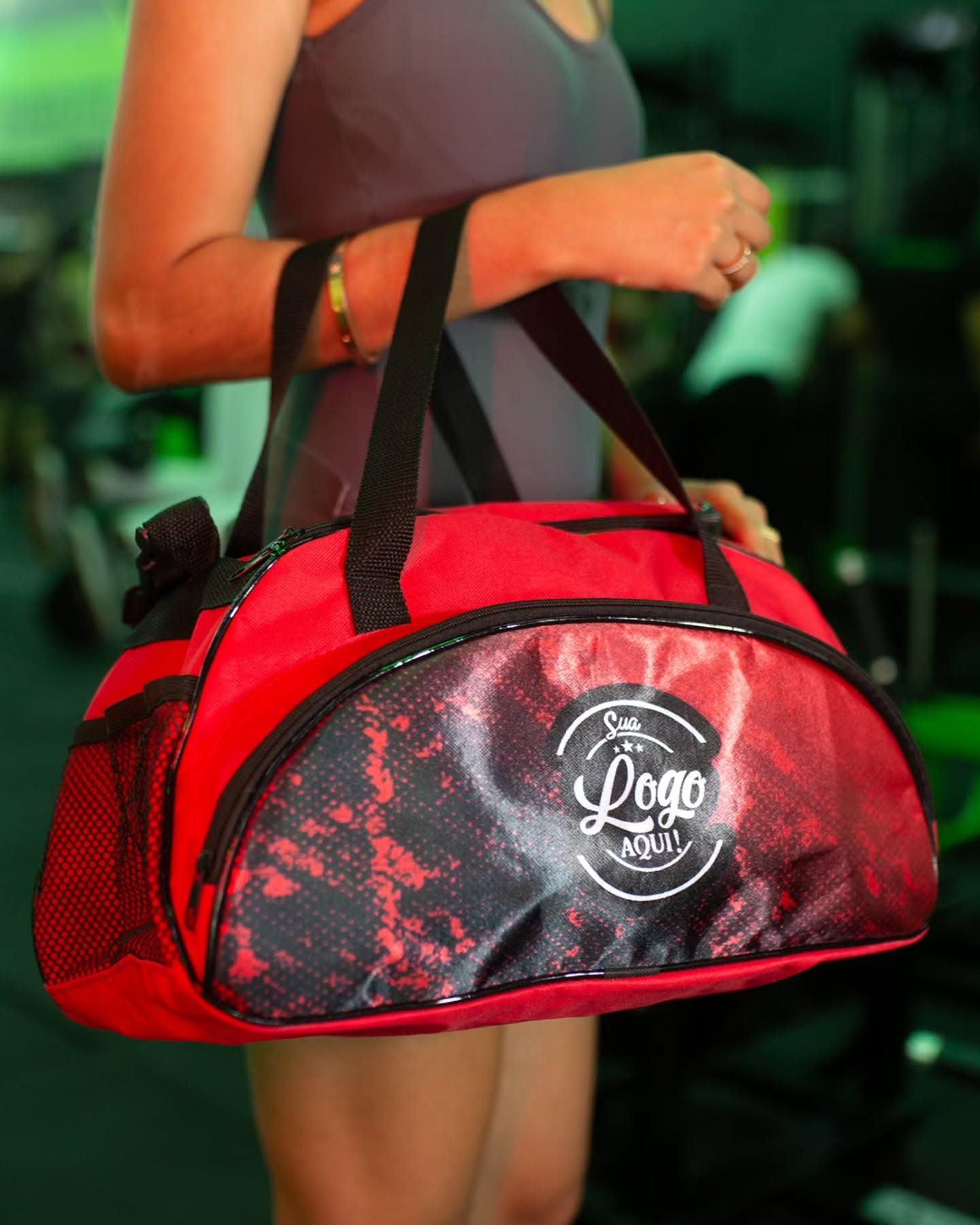 Praticidade, estilo e resistência no seu treino. 💪🔥
Nossas bolsas esportivas personalizadas são ideais para quem busca funcionalidade sem abrir mão de uma identidade marcante.
Feitas sob medida para a sua marca, a partir de 30 unidades. ✨
📲 Chama a gente no WhatsApp ou no link da bio para saber mais!