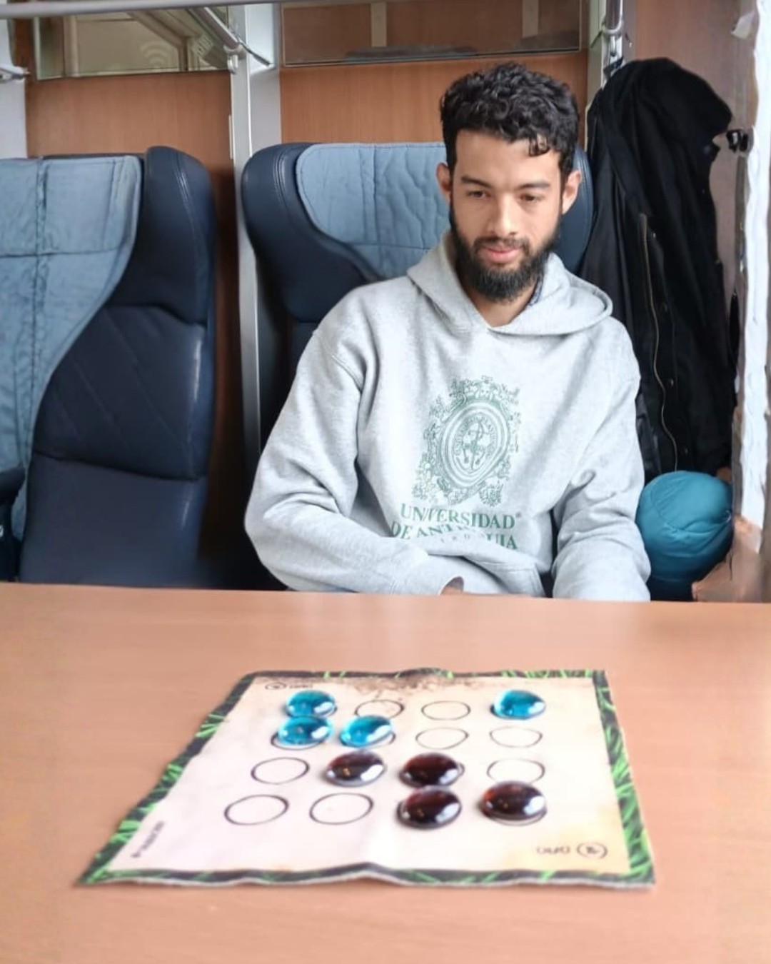 📍 El DAO ya salió de paseo muchas veces: trenes, hostels, mates al aire libre;
donde vos quieras podés jugar DAO,
cualquier momento es el indicado...En estas fotos hay mesas reales de gente que ya lo está jugando: partidas chiquitas que entran en una mochila, pero se quedan rondando en la cabeza 🧠✨Peero… UNA de estas cuatro fotos fue retocada mediante IA 😱🤖💬 ¿Podés adivinar cuál? ¿Cómo te diste cuenta? 🤔#dao #carabachuis #juegosdemesa #juegosabstractos #juegosdeviaje #boardgames #boardgamesar #viajesconjuegos