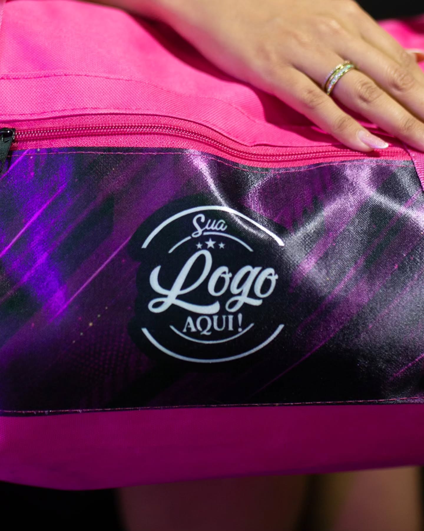 Sua marca em destaque, do jeito que ela merece. 💖✨
As bolsas personalizadas da Isis Bolsas unem design, qualidade e funcionalidade para valorizar sua marca em eventos, ações promocionais ou no dia a dia do seu negócio.
Cada detalhe é pensado para transformar um produto em experiência e presença de marca.
📦 Pedido mínimo: 30 unidades
🤍 Produção sob medida, com cuidado e compromisso