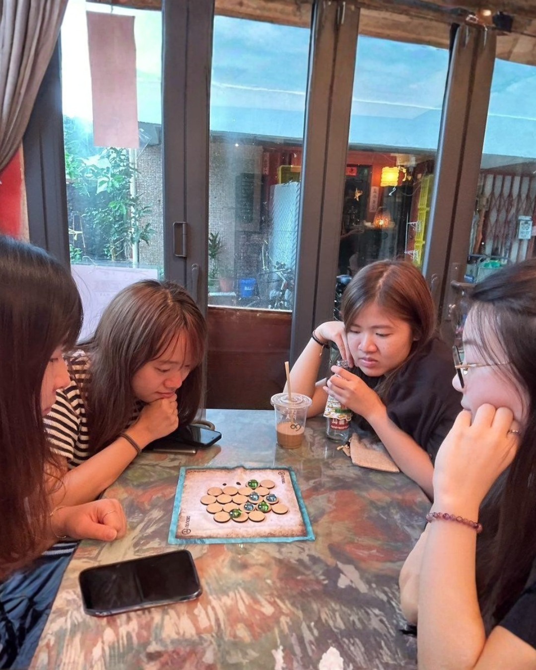 El Nonaga no se queda en la caja.
Viaja, se despliega, se piensa en silencio y se comparte.Estas son algunas de las mesas donde ya está pasando.🧭🎲#Nonaga
#Carabachuis
#JuegosQueViajan
#JuegoAbstracto
#MesaPortátil
#PensarJugando
#JugarConOtros