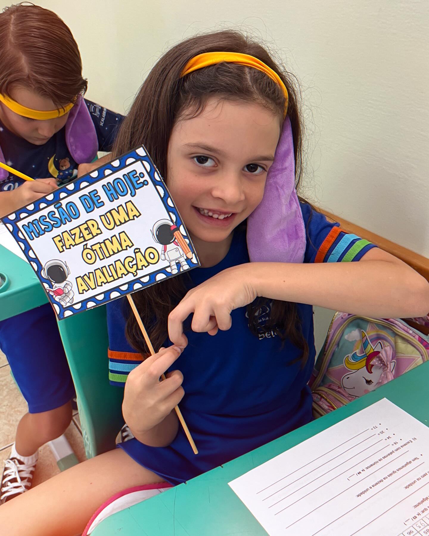 Os alunos do 2º ano vivenciaram uma experiência enriquecedora ao se prepararem para as avaliações. O colégio adota métodos lúdicos para o aprendizado, especialmente em momentos desafiadores, como as provas. 🧾✍🏻
A história do Geraldo, personagem do programa socioemocional LIV e a sua “orelhinha” foram utilizadas como recursos simbólicos para apoiar o desenvolvimento socioemocional dos estudantes durante a primeira avaliação do ano. Essa prática os ajuda a enfrentar desafios, fortalecer a autoconfiança e tornar o aprendizado mais lever. 🥰🙏🏻