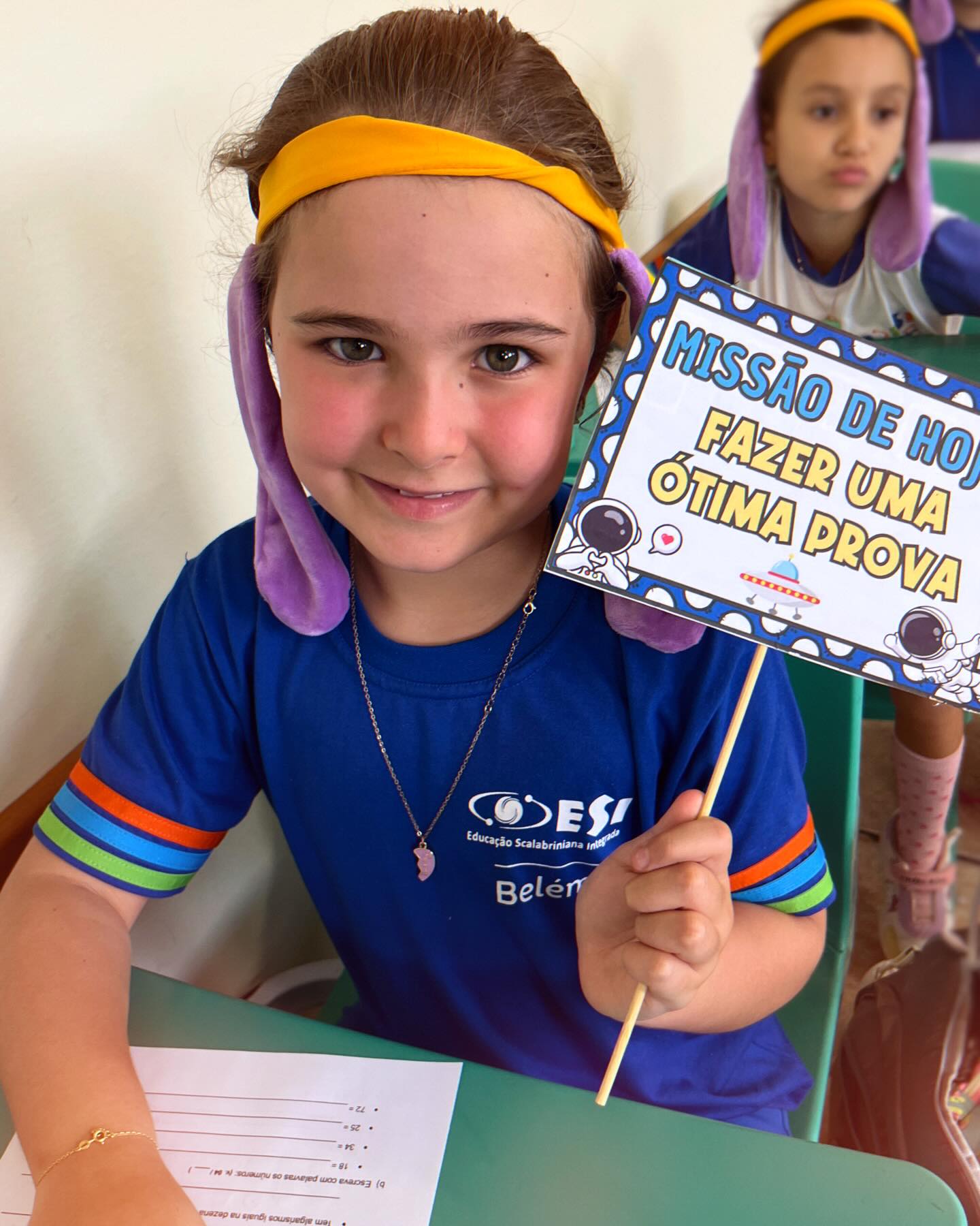 Os alunos do 2º ano vivenciaram uma experiência enriquecedora ao se prepararem para as avaliações. O colégio adota métodos lúdicos para o aprendizado, especialmente em momentos desafiadores, como as provas. 🧾✍🏻
A história do Geraldo, personagem do programa socioemocional LIV e a sua “orelhinha” foram utilizadas como recursos simbólicos para apoiar o desenvolvimento socioemocional dos estudantes durante a primeira avaliação do ano. Essa prática os ajuda a enfrentar desafios, fortalecer a autoconfiança e tornar o aprendizado mais lever. 🥰🙏🏻