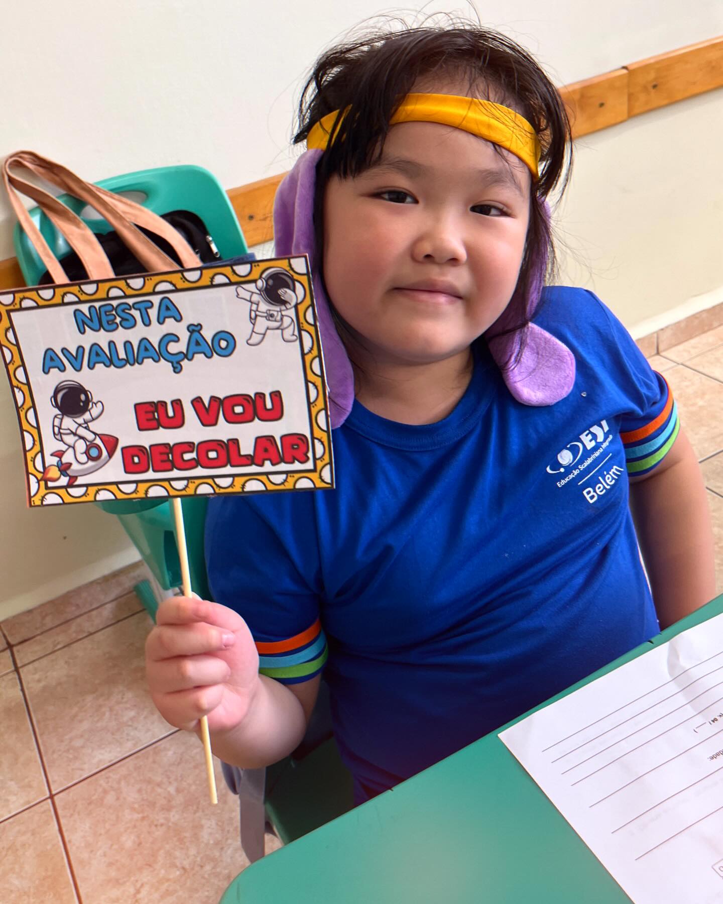 Os alunos do 2º ano vivenciaram uma experiência enriquecedora ao se prepararem para as avaliações. O colégio adota métodos lúdicos para o aprendizado, especialmente em momentos desafiadores, como as provas. 🧾✍🏻
A história do Geraldo, personagem do programa socioemocional LIV e a sua “orelhinha” foram utilizadas como recursos simbólicos para apoiar o desenvolvimento socioemocional dos estudantes durante a primeira avaliação do ano. Essa prática os ajuda a enfrentar desafios, fortalecer a autoconfiança e tornar o aprendizado mais lever. 🥰🙏🏻