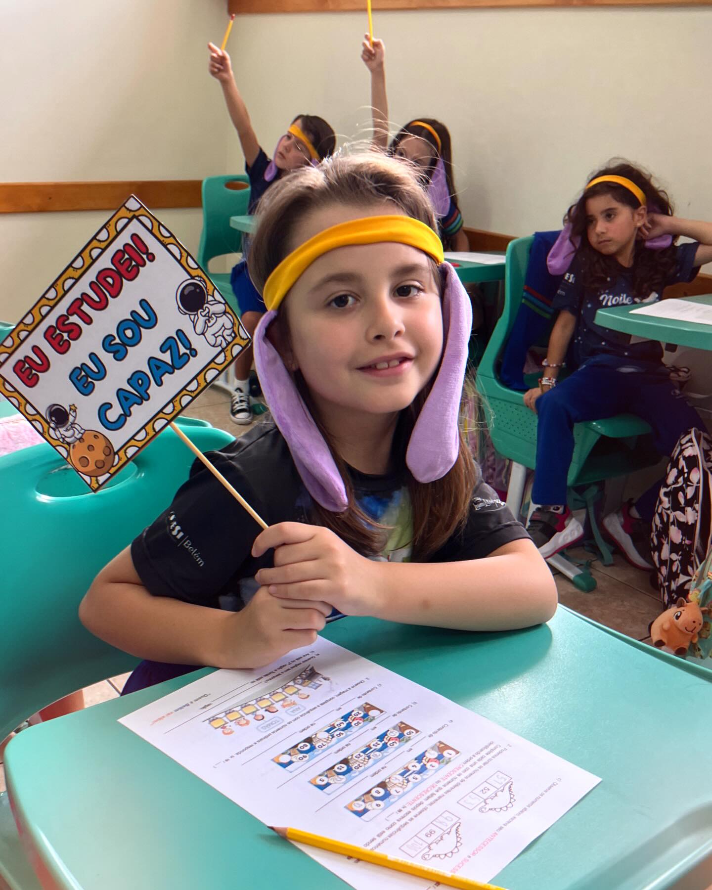 Os alunos do 2º ano vivenciaram uma experiência enriquecedora ao se prepararem para as avaliações. O colégio adota métodos lúdicos para o aprendizado, especialmente em momentos desafiadores, como as provas. 🧾✍🏻
A história do Geraldo, personagem do programa socioemocional LIV e a sua “orelhinha” foram utilizadas como recursos simbólicos para apoiar o desenvolvimento socioemocional dos estudantes durante a primeira avaliação do ano. Essa prática os ajuda a enfrentar desafios, fortalecer a autoconfiança e tornar o aprendizado mais lever. 🥰🙏🏻