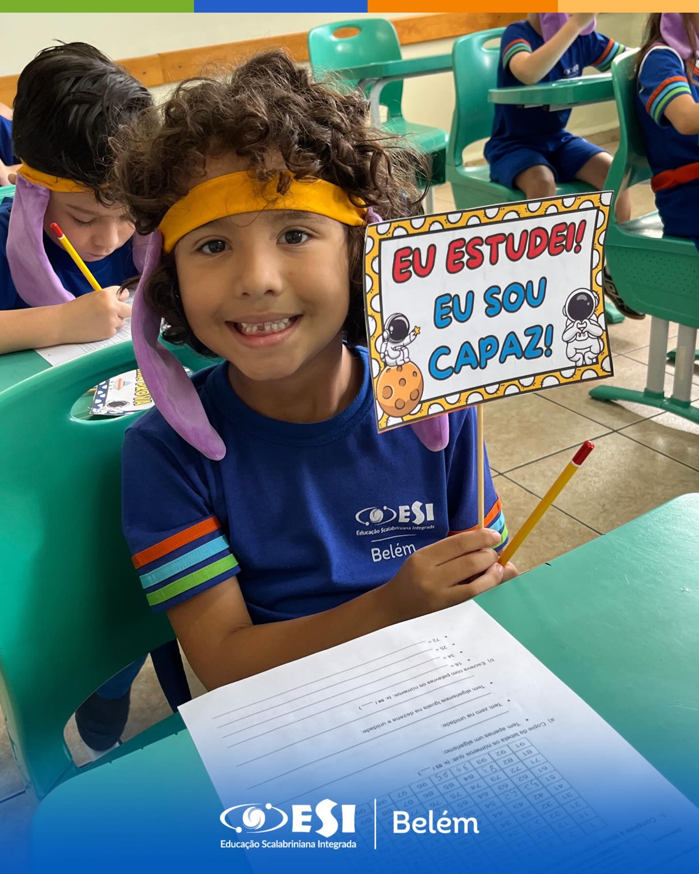 Os alunos do 2º ano vivenciaram uma experiência enriquecedora ao se prepararem para as avaliações. O colégio adota métodos lúdicos para o aprendizado, especialmente em momentos desafiadores, como as provas. 🧾✍🏻
A história do Geraldo, personagem do programa socioemocional LIV e a sua “orelhinha” foram utilizadas como recursos simbólicos para apoiar o desenvolvimento socioemocional dos estudantes durante a primeira avaliação do ano. Essa prática os ajuda a enfrentar desafios, fortalecer a autoconfiança e tornar o aprendizado mais lever. 🥰🙏🏻