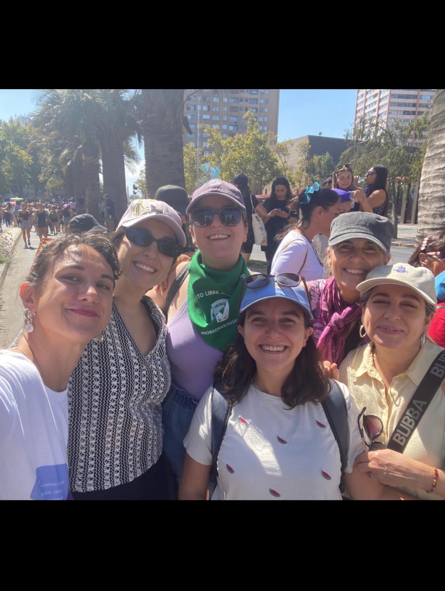 “si me matan” de Silvana Estrada es por lejos una de mis canciones feministas favoritas. apenas puedo escucharla sin llorar. es difícil describir en una canción toda la amplitud de lo que significa ser mujer, y esta canción habla igualmente de lo horrible como de lo bello, de lo devastador como de la esperanza.
acá estábamos ensayándola con la @tamarapaz.canales para tocarla el año pasado, y este año canté en un coro hermoso de puras mujeres talentosas con sus proyectos, invitadas por mi querida @o1ivia_garcia 🤍 y también marché acompañada de mi familia y mi amiga
amo este día.