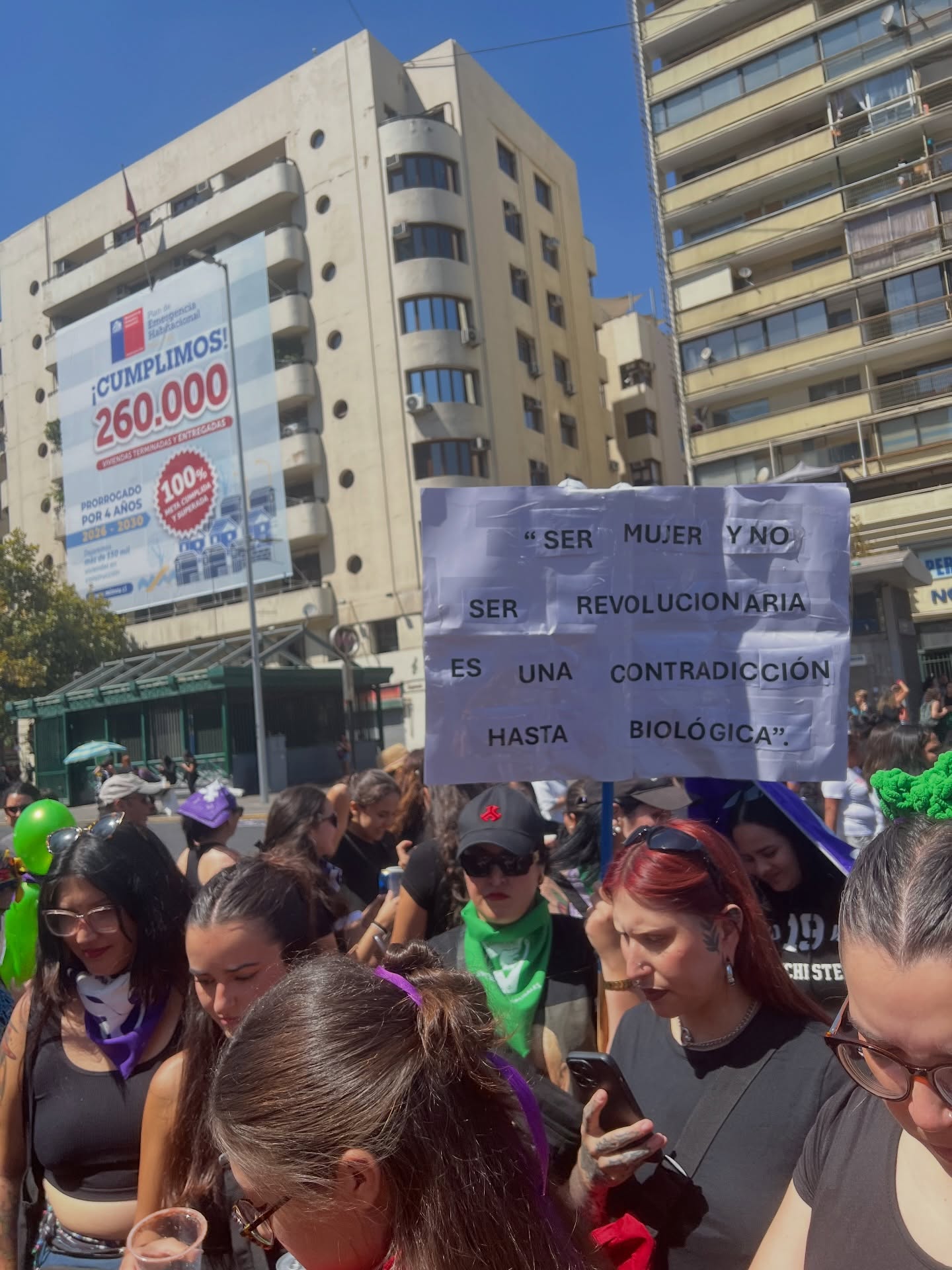 “si me matan” de Silvana Estrada es por lejos una de mis canciones feministas favoritas. apenas puedo escucharla sin llorar. es difícil describir en una canción toda la amplitud de lo que significa ser mujer, y esta canción habla igualmente de lo horrible como de lo bello, de lo devastador como de la esperanza.
acá estábamos ensayándola con la @tamarapaz.canales para tocarla el año pasado, y este año canté en un coro hermoso de puras mujeres talentosas con sus proyectos, invitadas por mi querida @o1ivia_garcia 🤍 y también marché acompañada de mi familia y mi amiga
amo este día.