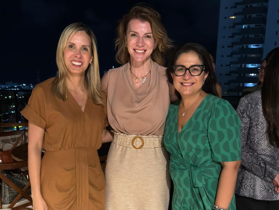 Encerrando a programação do Mês da Mulher, a AMEPE realizou o I Encontro da Mulher Magistrada. Realizado por meio da Diretoria AMEPE Mulheres, o evento ocorreu na sede da entidade, no bairro da Boa Vista, no Recife, e foi bastante prestigiado pelas associadas.
O encontro teve como convidada especial a juíza auxiliar da Corregedoria do CNJ, Claudia Catafesta (TJPR), que participou de um bate-papo sobre representatividade feminina no Judiciário.
“Agradeço a todas as colegas e, de forma especial, à Claudia, por compartilhar sua trajetória e experiência conosco”, destacou a presidente da AMEPE, Ana Veras.
#AMEPE #MulheresNaMagistratura #MesDaMulher #RepresentatividadeFeminina #judiciário