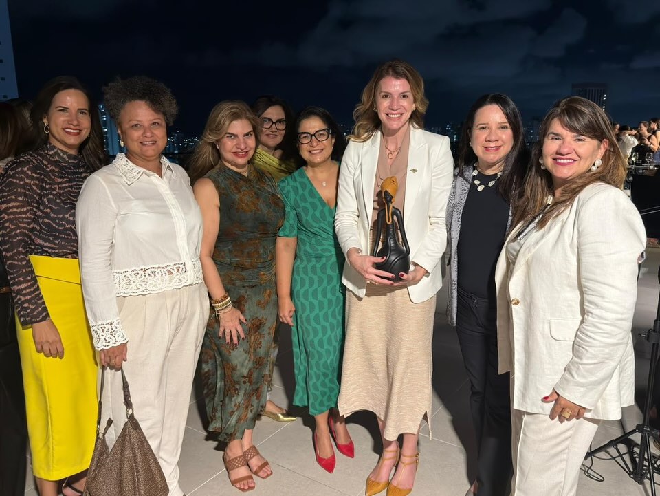 Encerrando a programação do Mês da Mulher, a AMEPE realizou o I Encontro da Mulher Magistrada. Realizado por meio da Diretoria AMEPE Mulheres, o evento ocorreu na sede da entidade, no bairro da Boa Vista, no Recife, e foi bastante prestigiado pelas associadas.
O encontro teve como convidada especial a juíza auxiliar da Corregedoria do CNJ, Claudia Catafesta (TJPR), que participou de um bate-papo sobre representatividade feminina no Judiciário.
“Agradeço a todas as colegas e, de forma especial, à Claudia, por compartilhar sua trajetória e experiência conosco”, destacou a presidente da AMEPE, Ana Veras.
#AMEPE #MulheresNaMagistratura #MesDaMulher #RepresentatividadeFeminina #judiciário