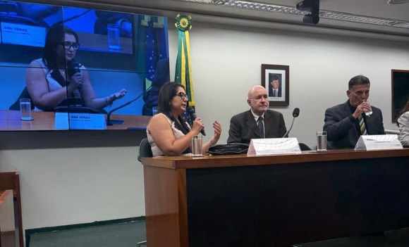O Tribunal de Justiça de Pernambuco (TJPE), representado pelo desembargador Bandeira de Mello, recebeu uma moção de aplauso, nesta terça-feira (24),em Brasília, da Comissão de Segurança Pública e Combate ao Crime Organizado (CSPCCO) da Câmara dos Deputados, pela continuidade e fortalecimento do Núcleo de Informações Estratégicas e Cumprimento de Ordens Judiciais (NIOJ). A presidente da AMEPE, Ana Veras, representou a entidade na homenagem, integrando a mesa. Também representaram a Associação os juízes Ígor Rêgo e Emanuel Bonfim. A solenidade contou ainda com as presenças dos juízes do TJPE Gleydson Lima e Faustino Macedo.
A homenagem foi uma iniciativa do deputado federal Coronel Meira, presidente da Comissão de Segurança Pública. Implantado inicialmente em Caruaru e, posteriormente, no Grande Recife, o NIOJ é um programa do Judiciário pernambucano que tem como objetivo garantir maior agilidade no cumprimento de mandados judiciais, especialmente medidas protetivas, além de proporcionar acompanhamento integral às mulheres vítimas de violência.
Iniciado em junho de 2024, o programa conta com a parceria da Secretaria da Mulher de Caruaru, da Secretaria da Mulher de Pernambuco e da Polícia Militar, por meio do 4º BPM.
Com informações do TJPE