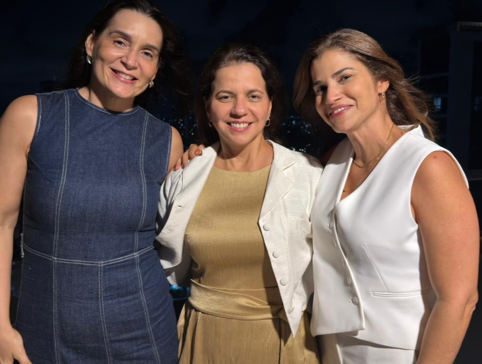 Encerrando a programação do Mês da Mulher, a AMEPE realizou o I Encontro da Mulher Magistrada. Realizado por meio da Diretoria AMEPE Mulheres, o evento ocorreu na sede da entidade, no bairro da Boa Vista, no Recife, e foi bastante prestigiado pelas associadas.
O encontro teve como convidada especial a juíza auxiliar da Corregedoria do CNJ, Claudia Catafesta (TJPR), que participou de um bate-papo sobre representatividade feminina no Judiciário.
“Agradeço a todas as colegas e, de forma especial, à Claudia, por compartilhar sua trajetória e experiência conosco”, destacou a presidente da AMEPE, Ana Veras.
#AMEPE #MulheresNaMagistratura #MesDaMulher #RepresentatividadeFeminina #judiciário