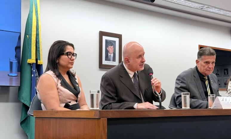 O Tribunal de Justiça de Pernambuco (TJPE), representado pelo desembargador Bandeira de Mello, recebeu uma moção de aplauso, nesta terça-feira (24),em Brasília, da Comissão de Segurança Pública e Combate ao Crime Organizado (CSPCCO) da Câmara dos Deputados, pela continuidade e fortalecimento do Núcleo de Informações Estratégicas e Cumprimento de Ordens Judiciais (NIOJ). A presidente da AMEPE, Ana Veras, representou a entidade na homenagem, integrando a mesa. Também representaram a Associação os juízes Ígor Rêgo e Emanuel Bonfim. A solenidade contou ainda com as presenças dos juízes do TJPE Gleydson Lima e Faustino Macedo.
A homenagem foi uma iniciativa do deputado federal Coronel Meira, presidente da Comissão de Segurança Pública. Implantado inicialmente em Caruaru e, posteriormente, no Grande Recife, o NIOJ é um programa do Judiciário pernambucano que tem como objetivo garantir maior agilidade no cumprimento de mandados judiciais, especialmente medidas protetivas, além de proporcionar acompanhamento integral às mulheres vítimas de violência.
Iniciado em junho de 2024, o programa conta com a parceria da Secretaria da Mulher de Caruaru, da Secretaria da Mulher de Pernambuco e da Polícia Militar, por meio do 4º BPM.
Com informações do TJPE