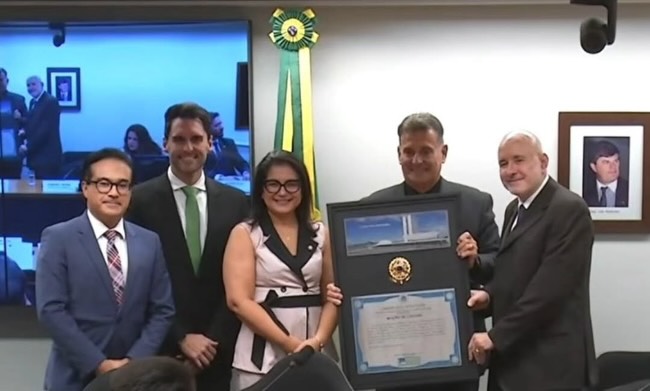 O Tribunal de Justiça de Pernambuco (TJPE), representado pelo desembargador Bandeira de Mello, recebeu uma moção de aplauso, nesta terça-feira (24),em Brasília, da Comissão de Segurança Pública e Combate ao Crime Organizado (CSPCCO) da Câmara dos Deputados, pela continuidade e fortalecimento do Núcleo de Informações Estratégicas e Cumprimento de Ordens Judiciais (NIOJ). A presidente da AMEPE, Ana Veras, representou a entidade na homenagem, integrando a mesa. Também representaram a Associação os juízes Ígor Rêgo e Emanuel Bonfim. A solenidade contou ainda com as presenças dos juízes do TJPE Gleydson Lima e Faustino Macedo.
A homenagem foi uma iniciativa do deputado federal Coronel Meira, presidente da Comissão de Segurança Pública. Implantado inicialmente em Caruaru e, posteriormente, no Grande Recife, o NIOJ é um programa do Judiciário pernambucano que tem como objetivo garantir maior agilidade no cumprimento de mandados judiciais, especialmente medidas protetivas, além de proporcionar acompanhamento integral às mulheres vítimas de violência.
Iniciado em junho de 2024, o programa conta com a parceria da Secretaria da Mulher de Caruaru, da Secretaria da Mulher de Pernambuco e da Polícia Militar, por meio do 4º BPM.
Com informações do TJPE