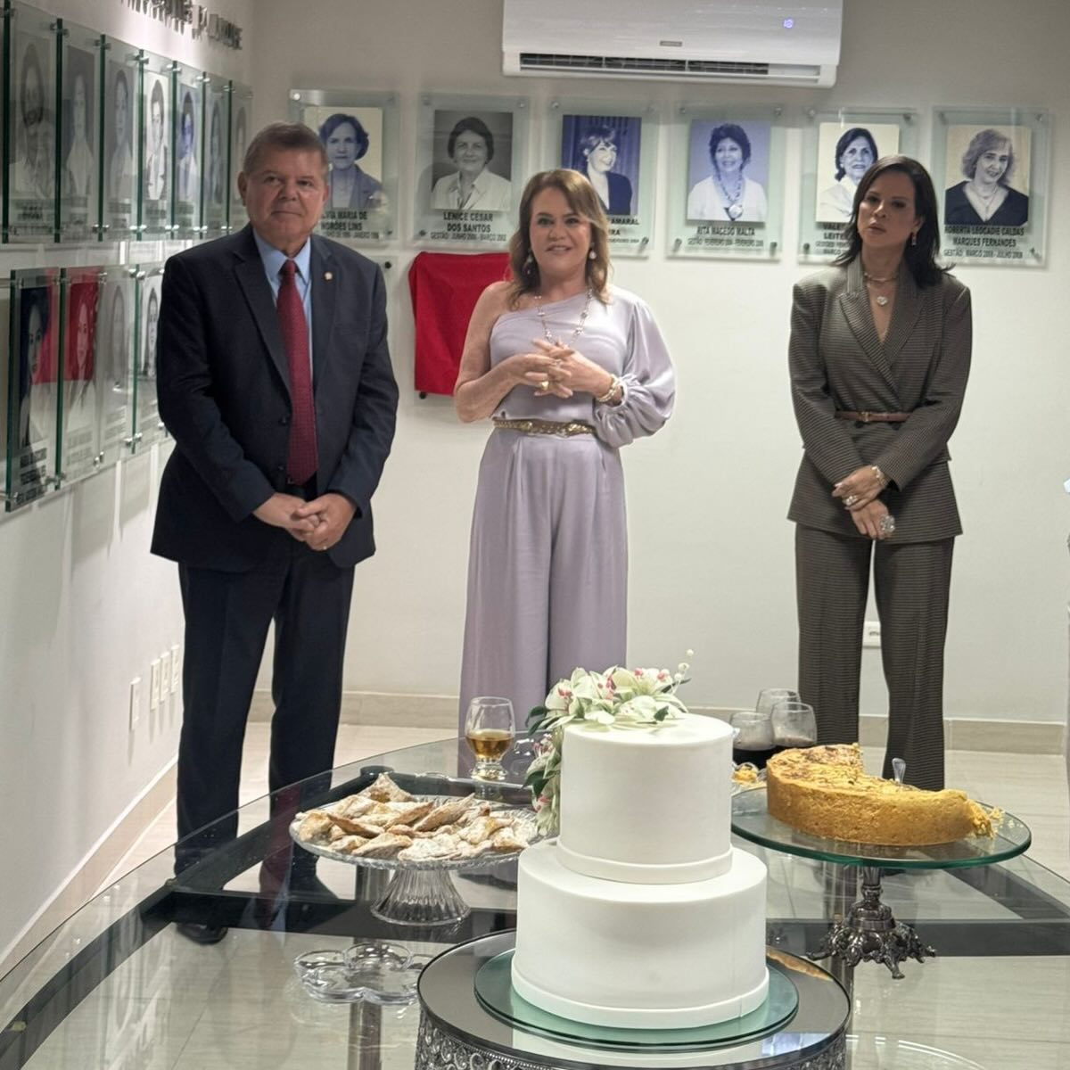 Representando a AMEPE, a presidente da entidade, Ana Veras, participou, nessa segunda-feira (30), da solenidade de aposição da placa em homenagem à gestão da presidente da Associação dos Amigos da Justiça de Pernambuco (AAJUPE), Sandra Paes Barreto, referente ao biênio 2024–2026.
O momento, marcado pelo reconhecimento institucional, celebrou a condução dos trabalhos à frente da entidade. Na ocasião, Ana Veras parabenizou Sandra Paes Barreto pela atuação à frente da AAJUPE, destacando o compromisso, a sensibilidade e a dedicação demonstrados ao longo da gestão.