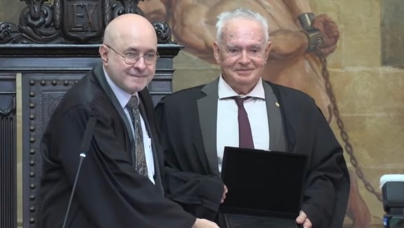 Em reconhecimento ao 52 anos dedicados à Justiça pernambucana, o des. Antenor Cardoso recebeu uma justa homenagem na manhã desta segunda-feira (30), durante sua última participação na sessão do Pleno do TJPE, em razão de sua aposentadoria.
Além da atividade judicante, por acreditar na importância do associativismo na defesa das prerrogativas e dos direitos da magistratura, o des. Antenor Cardoso também contribuiu para o fortalecimento da AMEPE ao assumir a presidência da entidade no biênio 2014/2016.
“Em nome da AMEPE, registro nosso profundo reconhecimento e gratidão ao des. Antenor Cardoso por sua trajetória exemplar, marcada pelo compromisso com a Justiça. Sua contribuição ao associativismo, especialmente à frente da AMEPE, deixou um legado no fortalecimento da nossa entidade”, disse a presidente da AMEPE, Ana Veras, que esteve presente na sessão.
Admirado pela conduta ética, profissionalismo e cordialidade, o desembargador conquistou muitos admiradores e amigos ao longo de sua trajetória. Entre eles, o des. André Guimarães, que discursou em sua homenagem durante a sessão do Pleno. O presidente do TJPE, des. Francisco Bandeira de Mello, também destacou a brilhante trajetória de Antenor Cardoso e realizou a entrega de uma placa de reconhecimento durante a sessão.
Em seu discurso de despedida, o magistrado fez questão de agradecer aos familiares, amigos e servidores que o acompanharam nessa trajetória. “Devolvo essa toga ao Estado de Pernambuco com muito orgulho e agradeço a todos que conviveram comigo nessa jornada. Muito obrigado.” #magistratura #tjpe #amepe