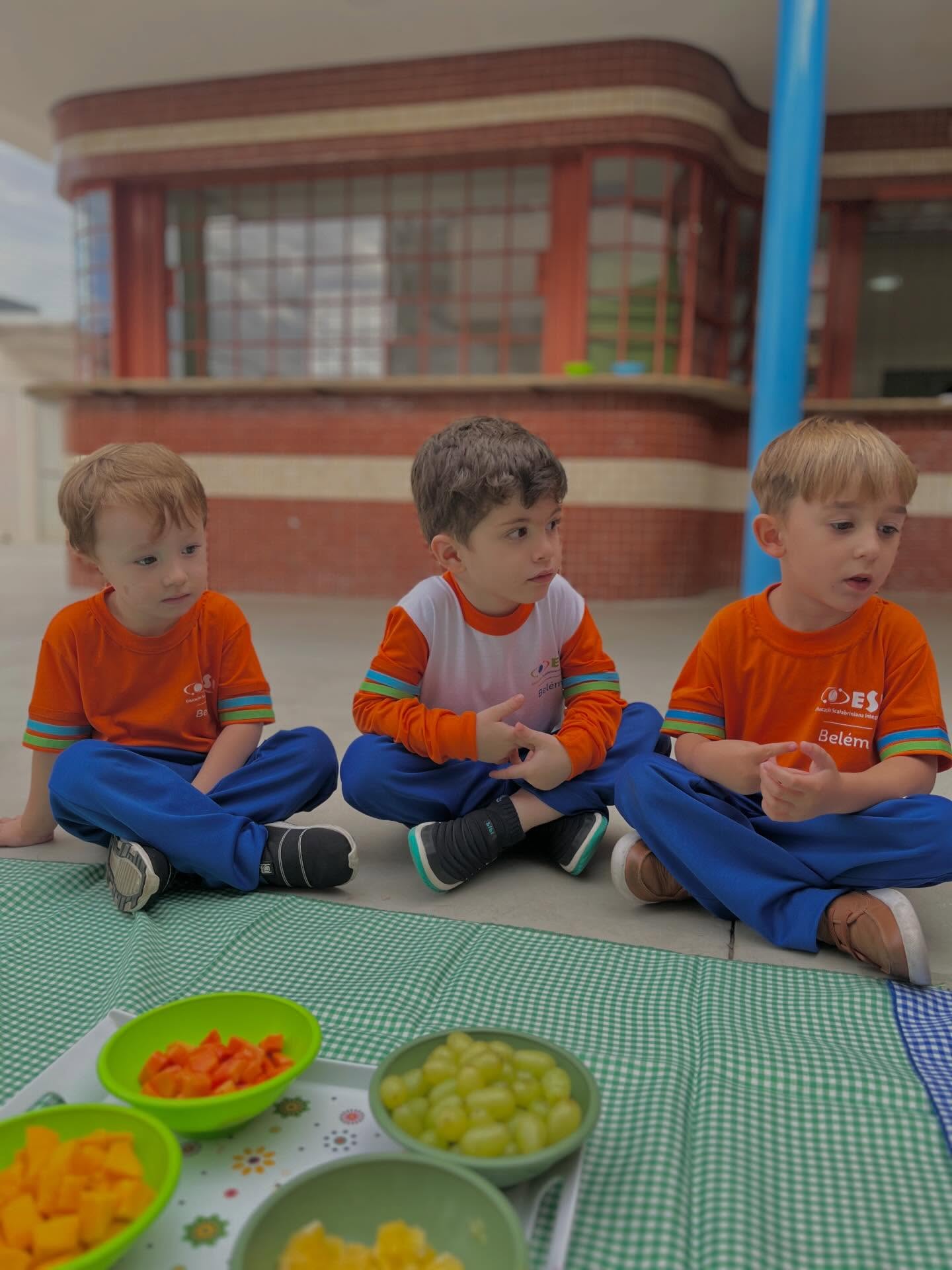 As crianças do Infantil 3 participaram de uma atividade de observação e experimentação com frutas que já conhecem. 🍎🍌
Durante a vivência, conversaram sobre cores, cheiros, sabores e texturas. A proposta faz parte do projeto “O que comemos?”, incentivando o conhecimento sobre os alimentos do dia a dia. 📝🩵
