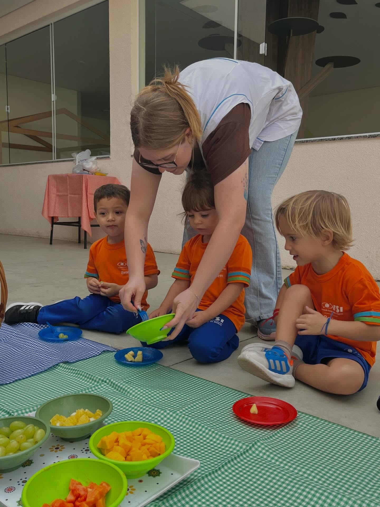 As crianças do Infantil 3 participaram de uma atividade de observação e experimentação com frutas que já conhecem. 🍎🍌
Durante a vivência, conversaram sobre cores, cheiros, sabores e texturas. A proposta faz parte do projeto “O que comemos?”, incentivando o conhecimento sobre os alimentos do dia a dia. 📝🩵