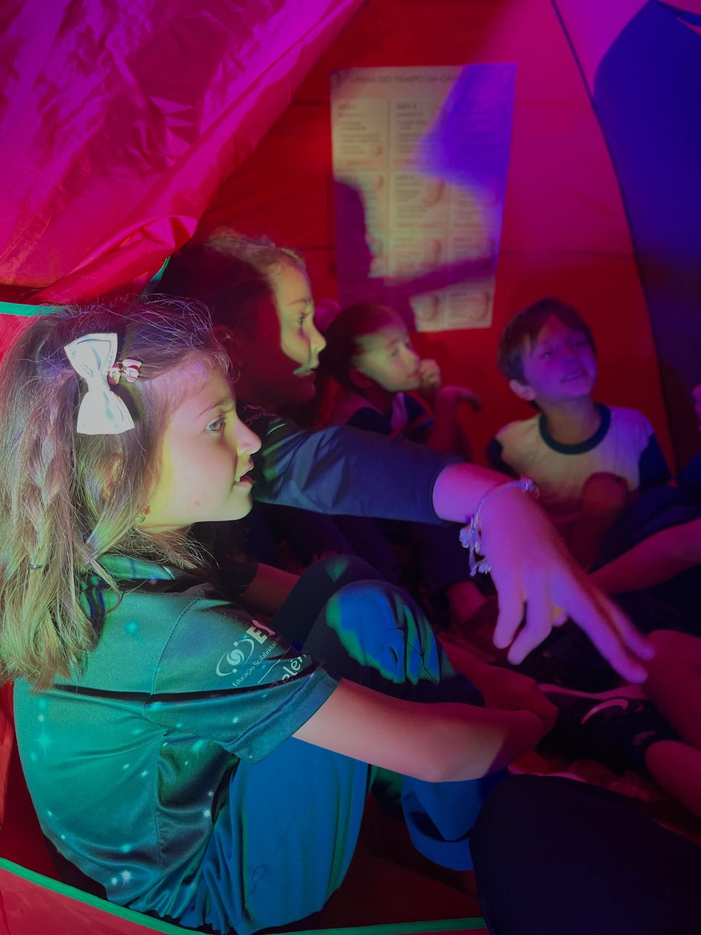 No projeto “Minha Primeira Moradia”, os alunos do 1º ano participaram de uma vivência muito especial 🤱🏻🩵
Eles vivenciaram uma proposta sensorial que simulava o ambiente do útero, com sons, cores e sensações que despertaram curiosidade e encantamento.
Também observaram imagens do crescimento do bebê, aprendendo como ele se desenvolve e que o útero é a nossa primeira moradia, dentro da barriga. 🫶🏻