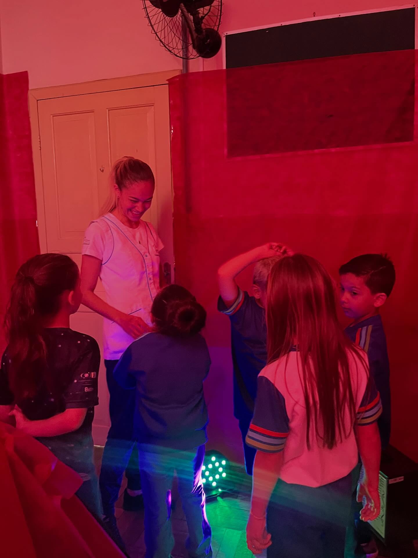 No projeto “Minha Primeira Moradia”, os alunos do 1º ano participaram de uma vivência muito especial 🤱🏻🩵
Eles vivenciaram uma proposta sensorial que simulava o ambiente do útero, com sons, cores e sensações que despertaram curiosidade e encantamento.
Também observaram imagens do crescimento do bebê, aprendendo como ele se desenvolve e que o útero é a nossa primeira moradia, dentro da barriga. 🫶🏻