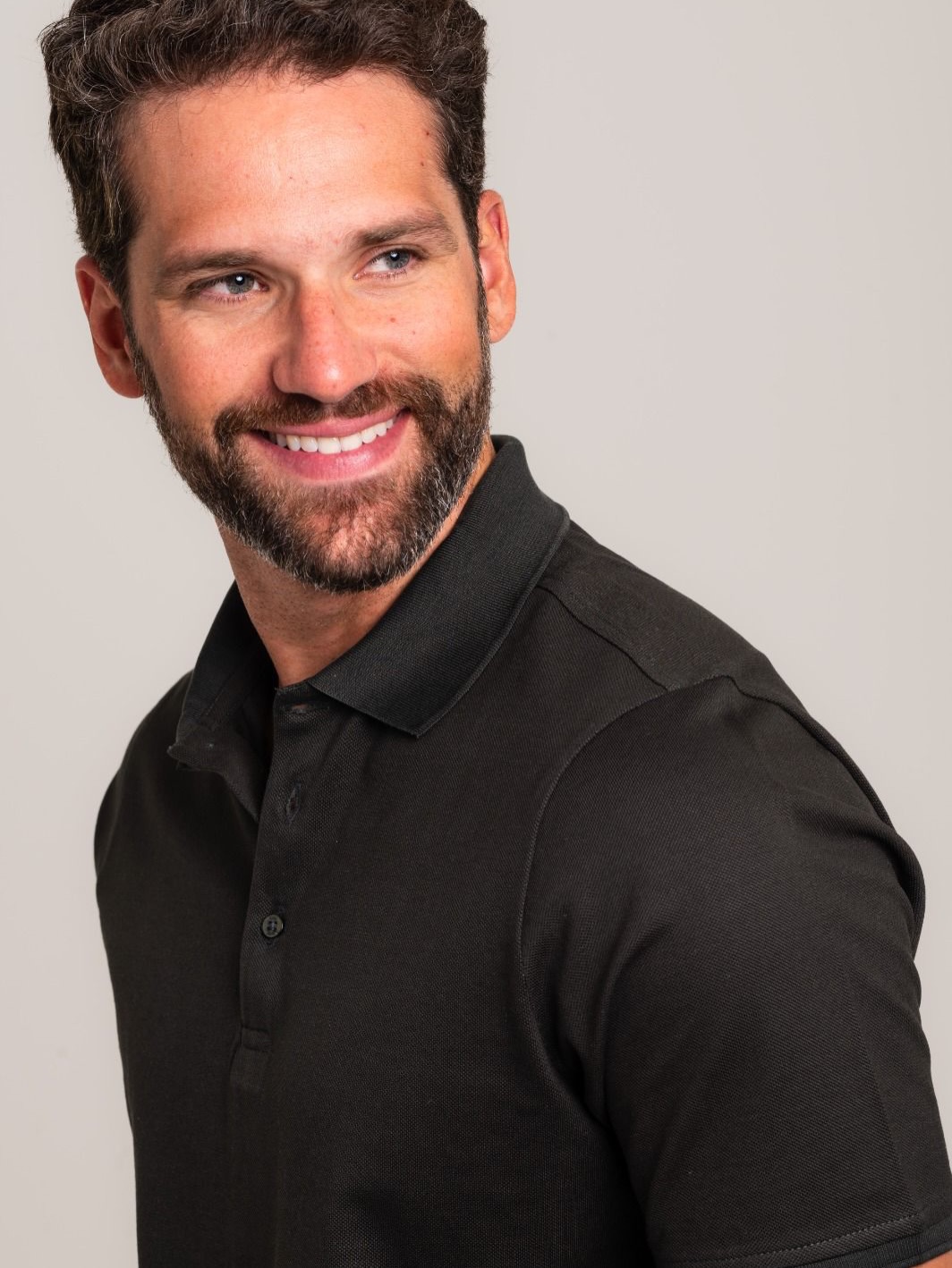 Uma polo que mantém o caimento impecável, a estrut…