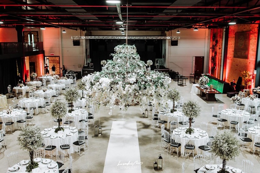 Na Farm Hill, transformamos o sonho em realidade: flores delicadas, tons suaves e uma composição impecável que envolve e encanta do início ao fim.
Cada elemento foi pensado para criar uma experiência única — da mesa de doces ao altar, tudo em perfeita harmonia 🤍
Decoração que não apenas embeleza… mas emociona.
#CasamentoDosSonhos #DecoraçãoDeCasamento #IlmaDecorações #FarmHill #WeddingDecor