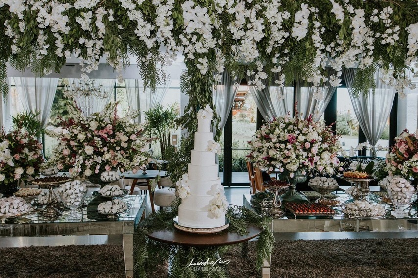 Na Farm Hill, transformamos o sonho em realidade: flores delicadas, tons suaves e uma composição impecável que envolve e encanta do início ao fim.
Cada elemento foi pensado para criar uma experiência única — da mesa de doces ao altar, tudo em perfeita harmonia 🤍
Decoração que não apenas embeleza… mas emociona.
#CasamentoDosSonhos #DecoraçãoDeCasamento #IlmaDecorações #FarmHill #WeddingDecor