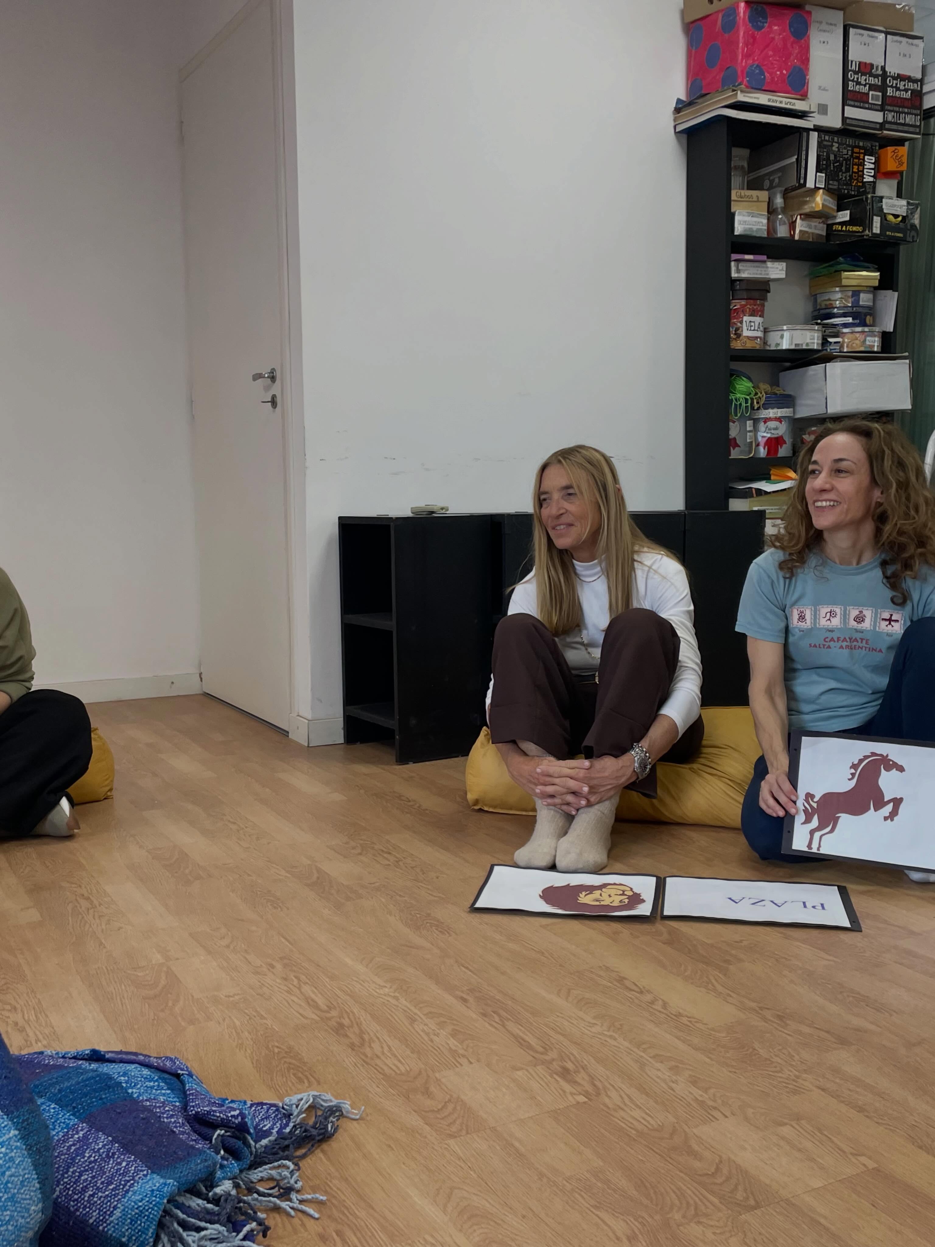 Las tejedoras en su clase presencial de Mayo sobre las emociones destructivas, las corazas y las herramientas para transformarlas