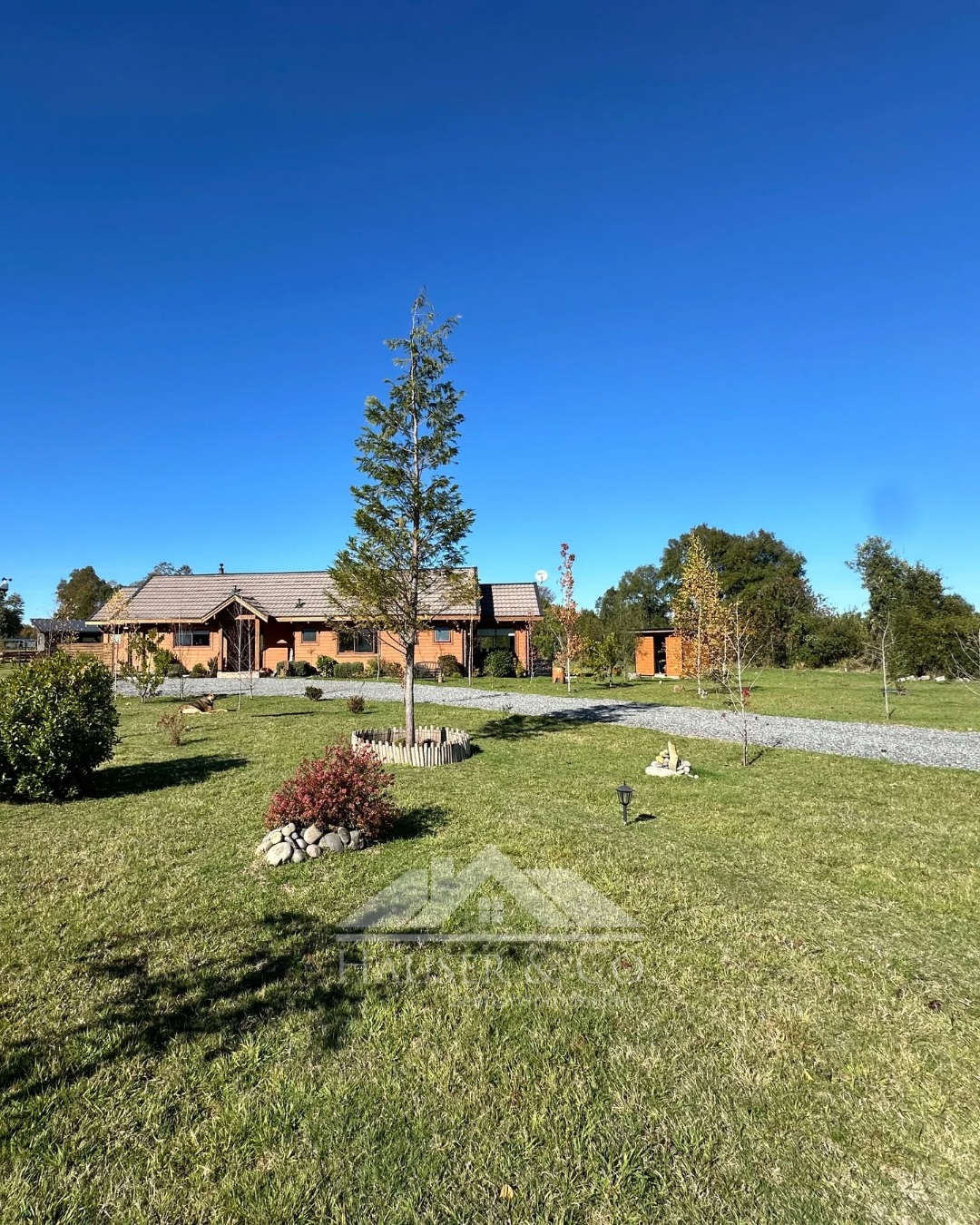 Hay 𝐂𝐚𝐬𝐚𝐬 que simplemente hacen sentido desde el primer momento ✨
Ubicada en un consolidado condominio residencial a solo minutos de 𝐕𝐢𝐥𝐥𝐚𝐫𝐫𝐢𝐜𝐚, esta propiedad destaca por algo difícil de encontrar hoy: una combinación real entre ubicación, equipamiento, estado de conservación y valor de mercado.
▫️ 149 m² construidos
▫️ Parcela de 5.000 m² 🌿
▫️ 3 dormitorios + 3 baños
▫️ Vista al 🌋 Volcán Villarrica
▫️ Gimnasio equipado 🏋🏻
▫️ Terraza quincho + fogón 🔥
▫️ Generador eléctrico propio ⚡
▫️ Fibra óptica 📶
▫️ Recepción municipal final ✔️
▫️ Se vende amoblada 🛋️
Una casa cómoda, moderna y pensada para vivir bien el sur de Chile desde el primer día. Ideal para familias que buscan tranquilidad, conectividad y una inversión con alta plusvalía en Villarrica.
💰 UF 7.250
📍𝐂𝐨𝐧𝐝𝐨𝐦𝐢𝐧𝐢𝐨 𝐂𝐨𝐮𝐧𝐭𝐫𝐲 𝐕𝐢𝐥𝐥𝐚𝐫𝐫𝐢𝐜𝐚
📲 Contáctanos para más información o agendar visita:
+56 9 7569 8897
.
.
.
.
#villarrica #casaenventa #parcelasvillarrica #surdechile #vidaenelsur