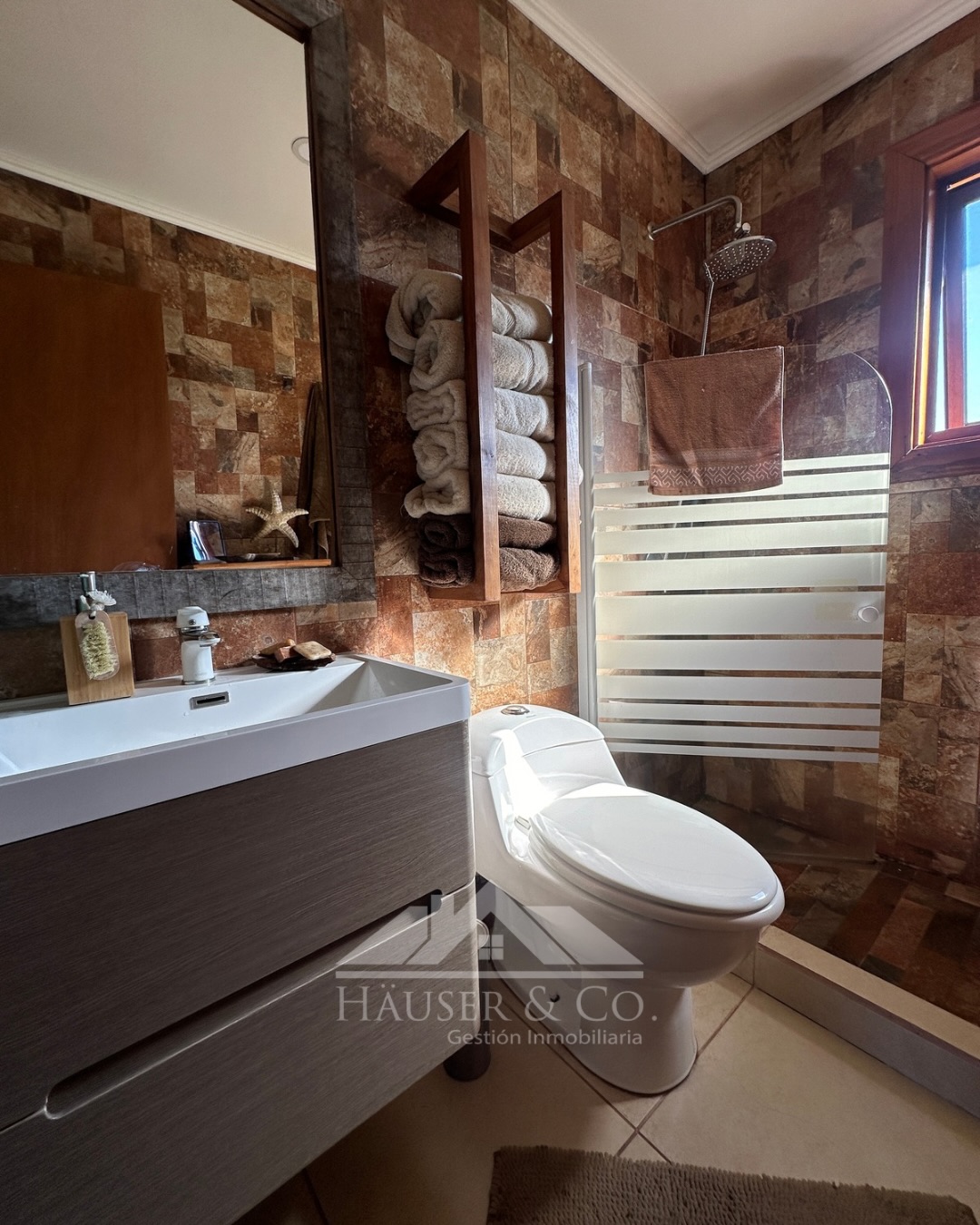 Hay 𝐂𝐚𝐬𝐚𝐬 que simplemente hacen sentido desde el primer momento ✨
Ubicada en un consolidado condominio residencial a solo minutos de 𝐕𝐢𝐥𝐥𝐚𝐫𝐫𝐢𝐜𝐚, esta propiedad destaca por algo difícil de encontrar hoy: una combinación real entre ubicación, equipamiento, estado de conservación y valor de mercado.
▫️ 149 m² construidos
▫️ Parcela de 5.000 m² 🌿
▫️ 3 dormitorios + 3 baños
▫️ Vista al 🌋 Volcán Villarrica
▫️ Gimnasio equipado 🏋🏻
▫️ Terraza quincho + fogón 🔥
▫️ Generador eléctrico propio ⚡
▫️ Fibra óptica 📶
▫️ Recepción municipal final ✔️
▫️ Se vende amoblada 🛋️
Una casa cómoda, moderna y pensada para vivir bien el sur de Chile desde el primer día. Ideal para familias que buscan tranquilidad, conectividad y una inversión con alta plusvalía en Villarrica.
💰 UF 7.250
📍𝐂𝐨𝐧𝐝𝐨𝐦𝐢𝐧𝐢𝐨 𝐂𝐨𝐮𝐧𝐭𝐫𝐲 𝐕𝐢𝐥𝐥𝐚𝐫𝐫𝐢𝐜𝐚
📲 Contáctanos para más información o agendar visita:
+56 9 7569 8897
.
.
.
.
#villarrica #casaenventa #parcelasvillarrica #surdechile #vidaenelsur