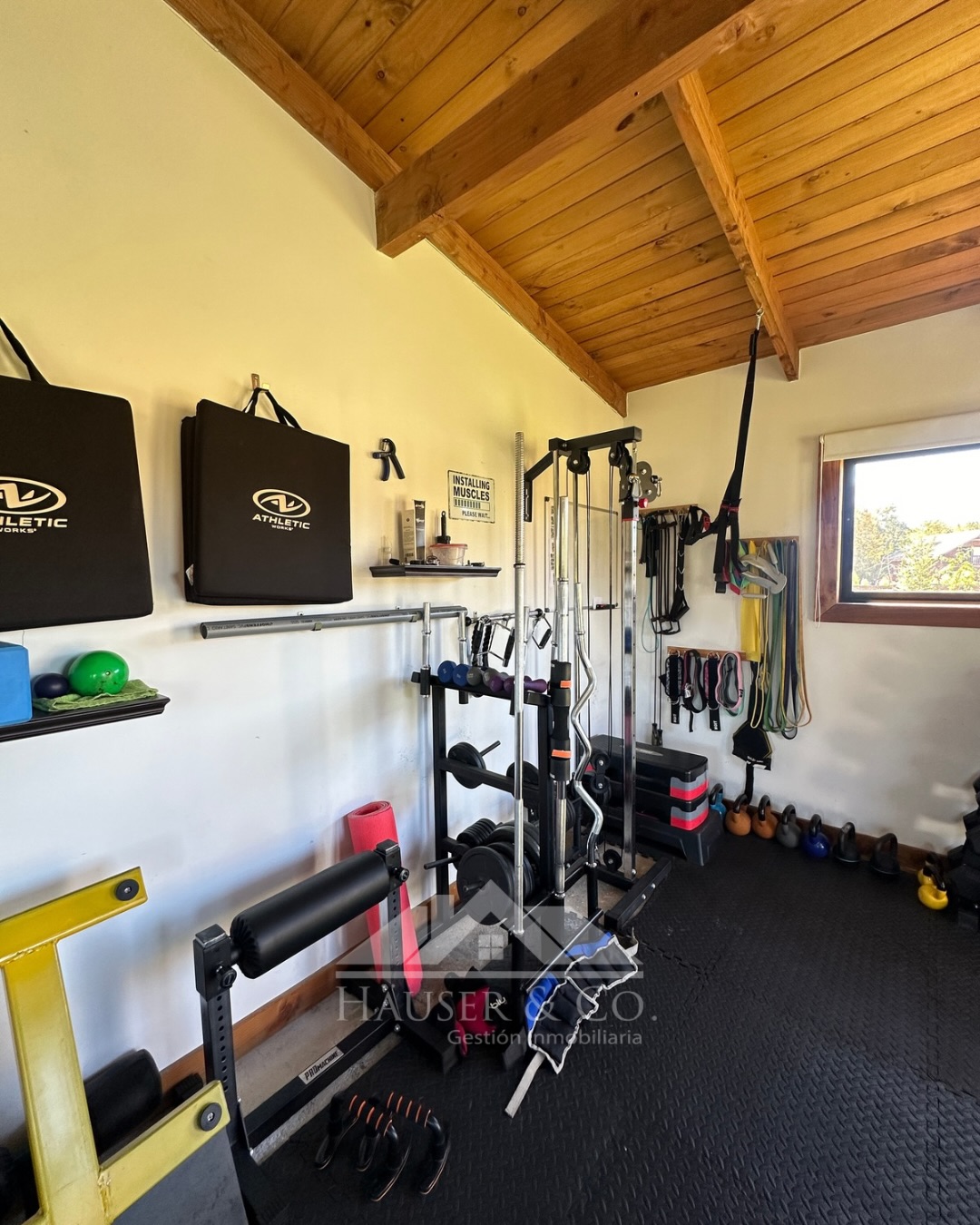 Hay 𝐂𝐚𝐬𝐚𝐬 que simplemente hacen sentido desde el primer momento ✨
Ubicada en un consolidado condominio residencial a solo minutos de 𝐕𝐢𝐥𝐥𝐚𝐫𝐫𝐢𝐜𝐚, esta propiedad destaca por algo difícil de encontrar hoy: una combinación real entre ubicación, equipamiento, estado de conservación y valor de mercado.
▫️ 149 m² construidos
▫️ Parcela de 5.000 m² 🌿
▫️ 3 dormitorios + 3 baños
▫️ Vista al 🌋 Volcán Villarrica
▫️ Gimnasio equipado 🏋🏻
▫️ Terraza quincho + fogón 🔥
▫️ Generador eléctrico propio ⚡
▫️ Fibra óptica 📶
▫️ Recepción municipal final ✔️
▫️ Se vende amoblada 🛋️
Una casa cómoda, moderna y pensada para vivir bien el sur de Chile desde el primer día. Ideal para familias que buscan tranquilidad, conectividad y una inversión con alta plusvalía en Villarrica.
💰 UF 7.250
📍𝐂𝐨𝐧𝐝𝐨𝐦𝐢𝐧𝐢𝐨 𝐂𝐨𝐮𝐧𝐭𝐫𝐲 𝐕𝐢𝐥𝐥𝐚𝐫𝐫𝐢𝐜𝐚
📲 Contáctanos para más información o agendar visita:
+56 9 7569 8897
.
.
.
.
#villarrica #casaenventa #parcelasvillarrica #surdechile #vidaenelsur