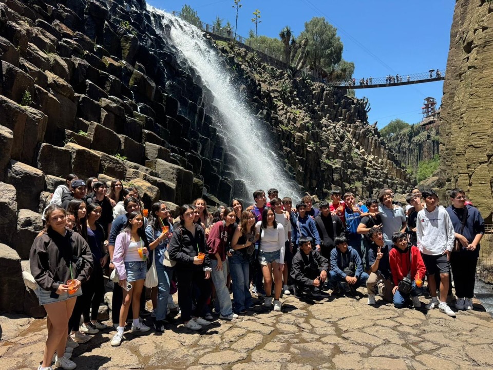 Viaje de estudios tercero de secundaria 2026🤩
Compartimos momentos de nuestros jóvenes del viaje “Conociendo México” en cierre de año escolar, los chicos se fueron de road trip y visitaron Real del Monte, Prismas Basálticos y en CDMX entre otras paradas Six Flags, todos juntos crean grandes memorias✨
#Secundaria #Viaje #ConociendoMéxico