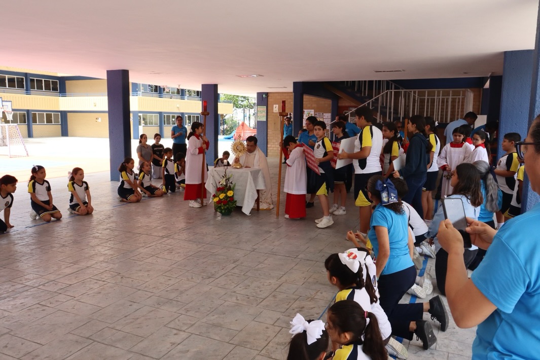 Celebramos la Solemnidad del Corpus Christi. Damos Gloria a Cristo presente en la Eucaristía🙏🏻