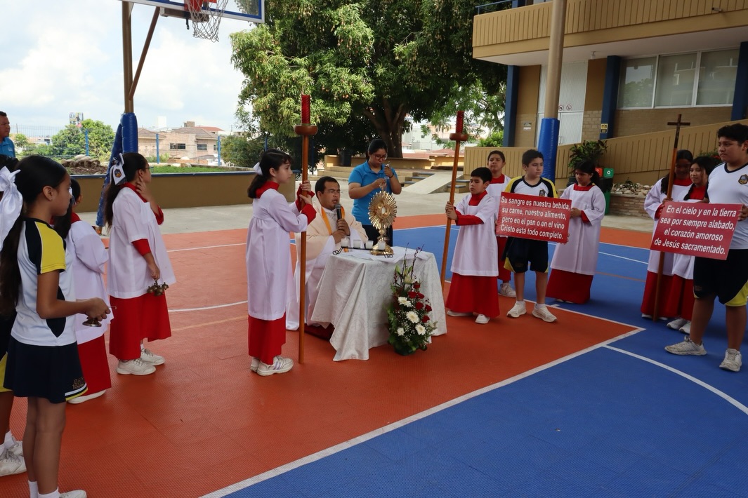 Celebramos la Solemnidad del Corpus Christi. Damos Gloria a Cristo presente en la Eucaristía🙏🏻