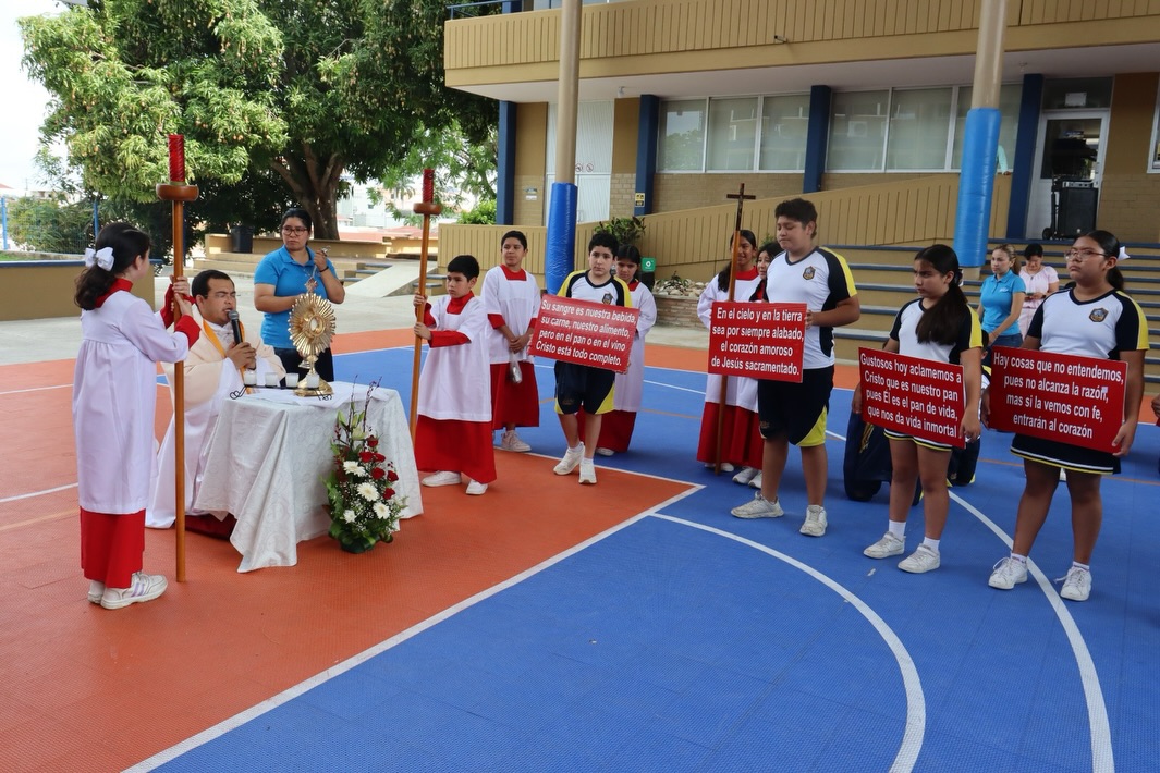 Celebramos la Solemnidad del Corpus Christi. Damos Gloria a Cristo presente en la Eucaristía🙏🏻