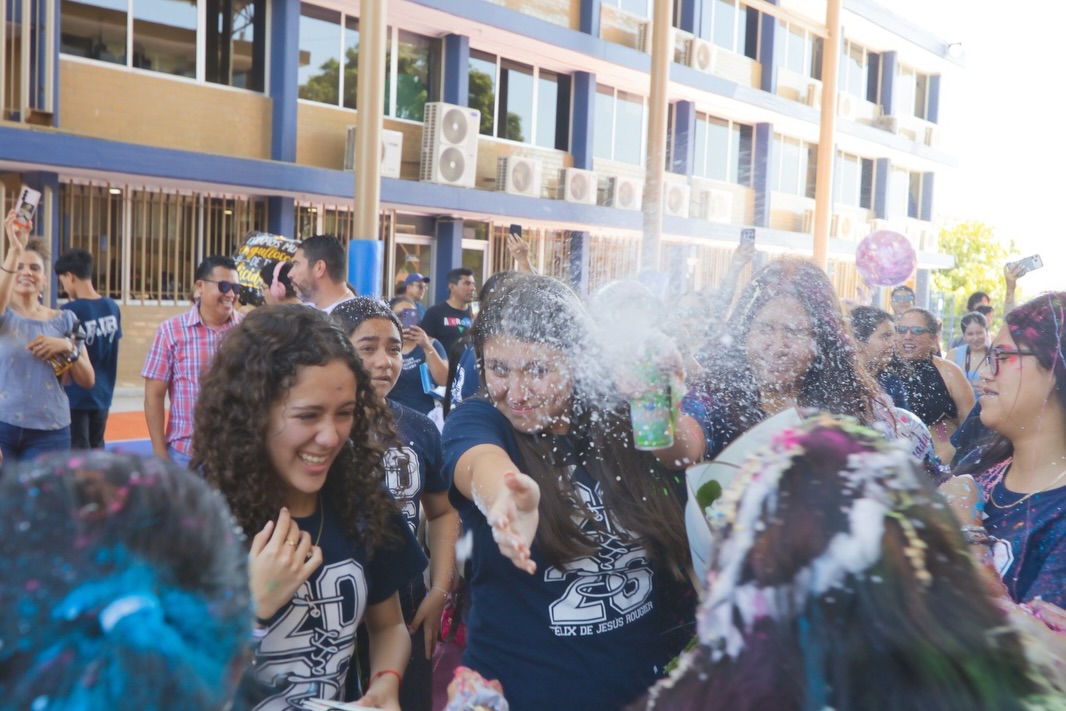 Último pase de lista de tercero de secundaria 2026🧑🏻🎓👩🏻🎓💙
Cerrar un ciclo es tomar una última foto, dar un fuerte abrazo a un gran amigo, agradecer a tus maestros que te vieron crecer… es entre lágrimas sonreír por un gran logro conseguido y la nostalgia maravillosa que se siente al culminar… gratitud a cada familia que ha estado detrás de nuestros jóvenes y que nos dieron su confianza💙 y a cada graduado que engrandeció nuestras aulas🙌🏻…
Felicidades Graduados GEN 2023-2026🎓
#porsiemprefelix #secundaria #graduados