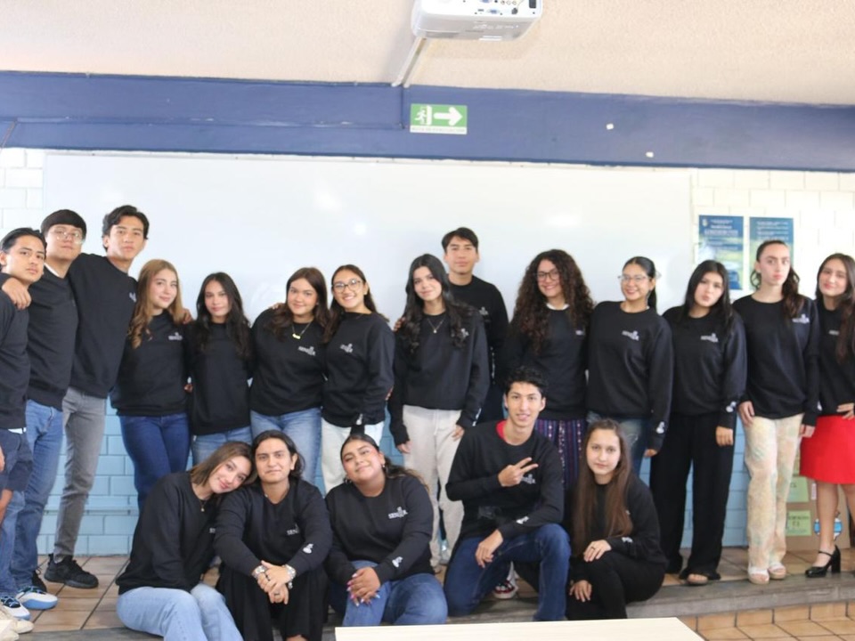 Honramos su perseverancia y celebramos sus logros, con sentimientos encontrados por el orgullo de verlos crecer y la nostalgia de saber que toca partir, felicitamos a nuestros graduados de preparatoria 2026🎓💙
A donde vayan lleven en su maleta personal, sus valores, seguridad en ustedes mismos, dedicación, respeto y responsabilidad y sobre todo la total confianza de que nuestro Señor camina con ustedes✨
Enhorabuena para nuestros jóvenes y sus familias, el Félix de Jesús Rougier siempre será su casa. ¡Hasta siempre!🤩👩🏻🎓🧑🏻🎓
#Prepa #Graduación #SomosFélix