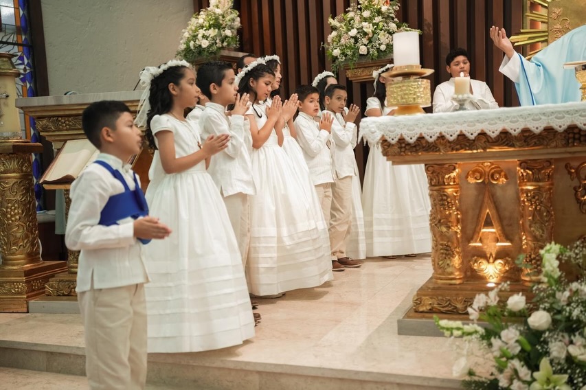 Nuestros alumnos de cuarto de primaria recibieron la más hermosa invitación de Jesús para ser su mejor amigo, es un banquete de amor en donde el Señor se hace presente para alimentarlos, escucharlos y acompañarlos siempre.
Recordemos a nuestros niños, con nuestro testimonio de Fe, que Jesús se quedó en la Eucaristía porque nos ama 🙏🏻