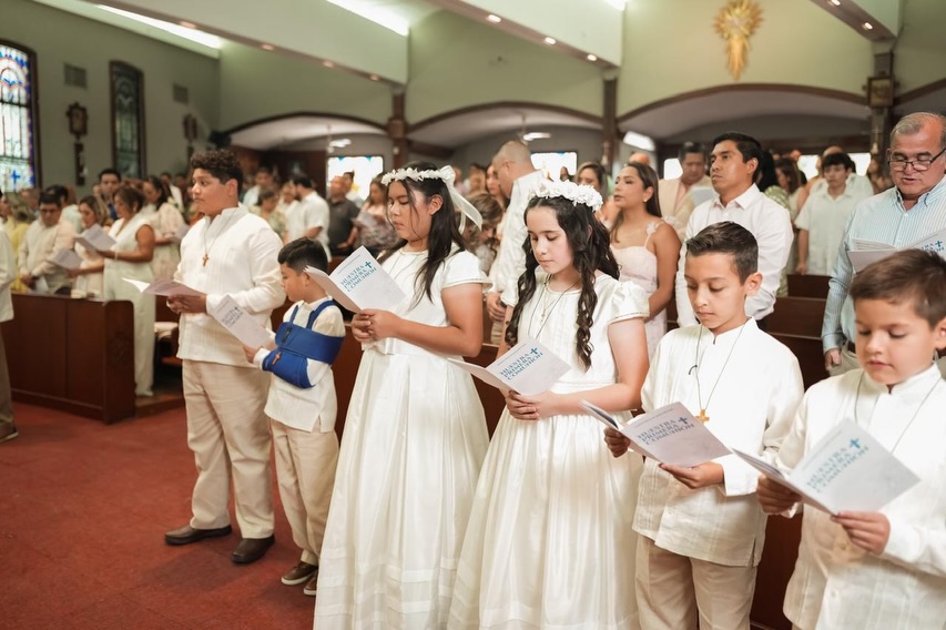 Nuestros alumnos de cuarto de primaria recibieron la más hermosa invitación de Jesús para ser su mejor amigo, es un banquete de amor en donde el Señor se hace presente para alimentarlos, escucharlos y acompañarlos siempre.
Recordemos a nuestros niños, con nuestro testimonio de Fe, que Jesús se quedó en la Eucaristía porque nos ama 🙏🏻