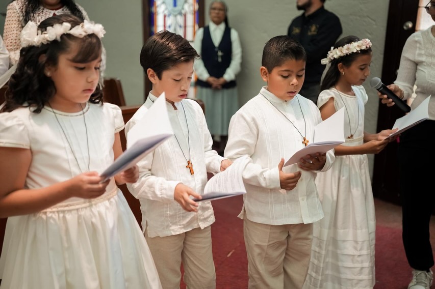Nuestros alumnos de cuarto de primaria recibieron la más hermosa invitación de Jesús para ser su mejor amigo, es un banquete de amor en donde el Señor se hace presente para alimentarlos, escucharlos y acompañarlos siempre.
Recordemos a nuestros niños, con nuestro testimonio de Fe, que Jesús se quedó en la Eucaristía porque nos ama 🙏🏻