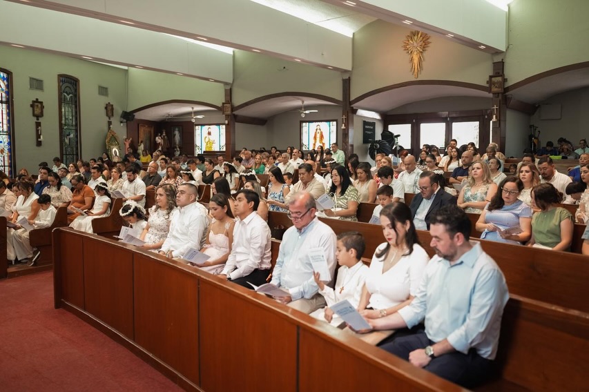 Nuestros alumnos de cuarto de primaria recibieron la más hermosa invitación de Jesús para ser su mejor amigo, es un banquete de amor en donde el Señor se hace presente para alimentarlos, escucharlos y acompañarlos siempre.
Recordemos a nuestros niños, con nuestro testimonio de Fe, que Jesús se quedó en la Eucaristía porque nos ama 🙏🏻