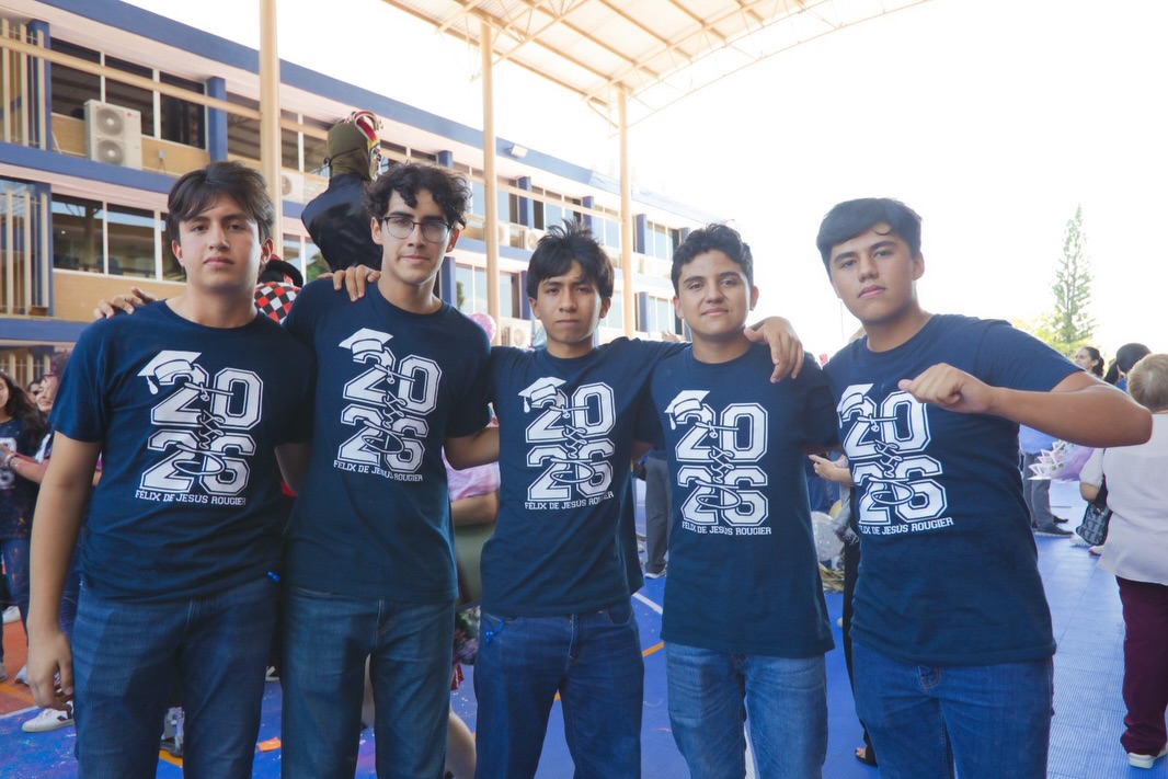 Último pase de lista de tercero de secundaria 2026🧑🏻🎓👩🏻🎓💙
Cerrar un ciclo es tomar una última foto, dar un fuerte abrazo a un gran amigo, agradecer a tus maestros que te vieron crecer… es entre lágrimas sonreír por un gran logro conseguido y la nostalgia maravillosa que se siente al culminar… gratitud a cada familia que ha estado detrás de nuestros jóvenes y que nos dieron su confianza💙 y a cada graduado que engrandeció nuestras aulas🙌🏻…
Felicidades Graduados GEN 2023-2026🎓
#porsiemprefelix #secundaria #graduados