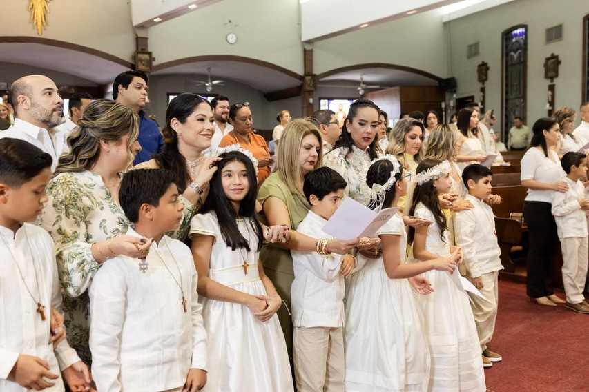 Nuestros alumnos de cuarto de primaria recibieron la más hermosa invitación de Jesús para ser su mejor amigo, es un banquete de amor en donde el Señor se hace presente para alimentarlos, escucharlos y acompañarlos siempre.
Recordemos a nuestros niños, con nuestro testimonio de Fe, que Jesús se quedó en la Eucaristía porque nos ama 🙏🏻