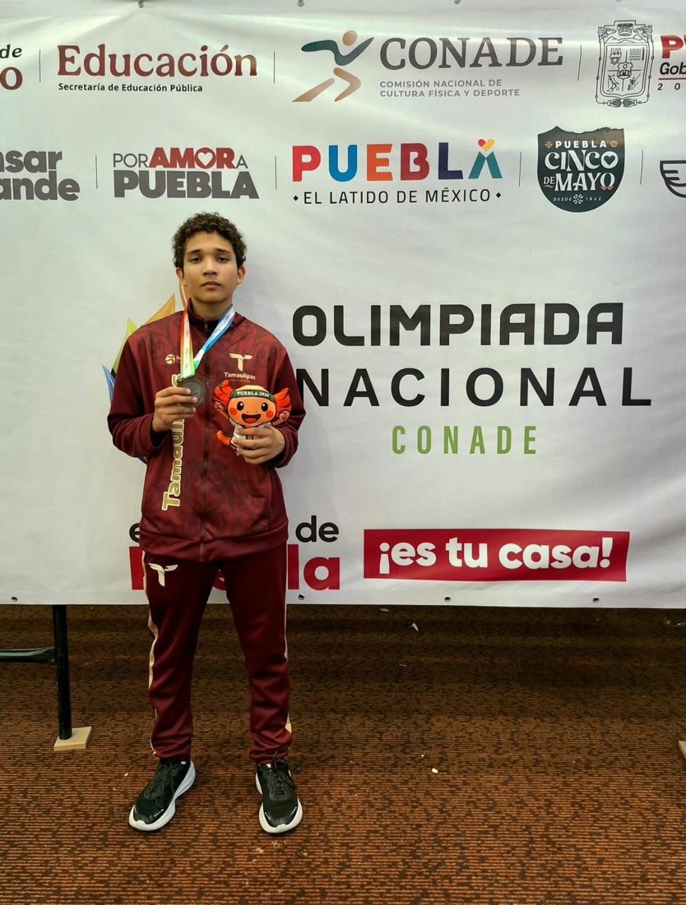 Edgar Zúñiga Cedillo medalla de plata🥈 en CONADE 2026 en la disciplina de Karate🥋
En el Centro Expositor de Puebla se realizó la Olimpiada Nacional y nuestro alumno Edgar formó parte de la Selección de Tamaulipas en el equipo de Kata Cadete 14-15 que lograron obtener segundo lugar🥈.
Felicitamos y reconocemos el esfuerzo y dedicación de Edgar, que los éxitos sigan y se cosechen muchas más experiencias y momentos de aprendizaje y crecimiento, eres #orgulloFelix
Felicidades a todo el equipo representativo de Tamaulipas, entrenadores y sus familias. ¡Enhorabuena!✨
#SomosFélix #Secundaria #FomentandoElDeporte